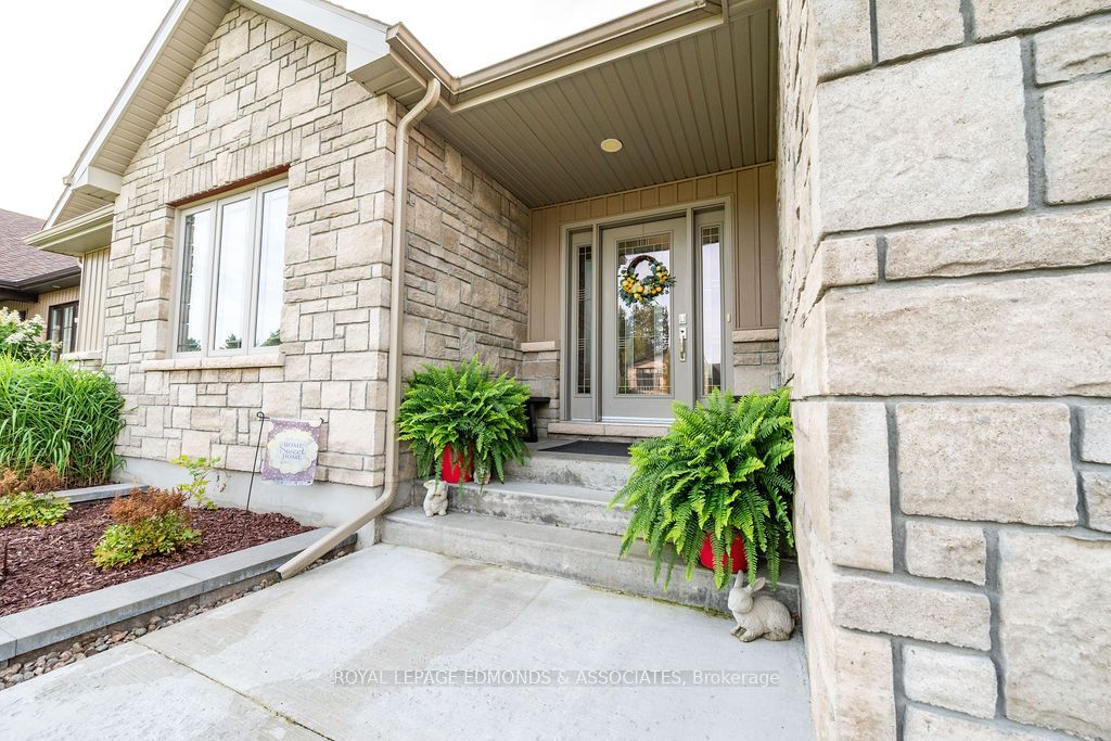 10 Noble Crescent, Petawawa, ON K8H 0G1 photo 2