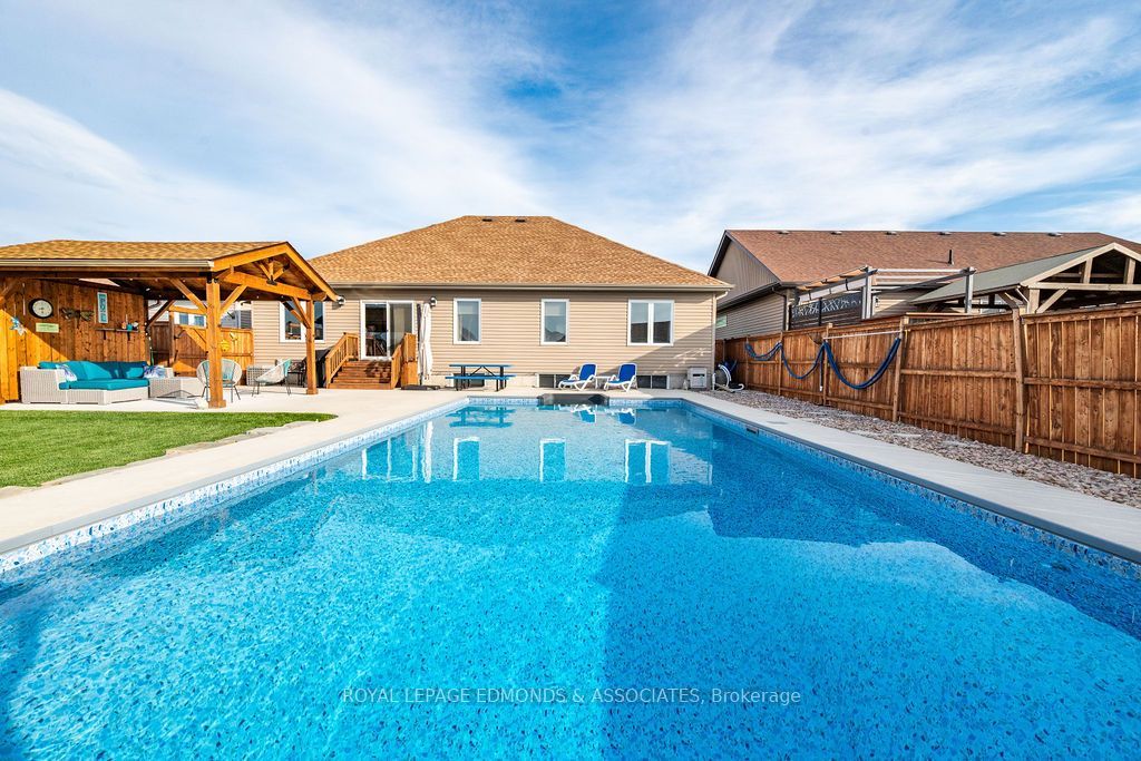 10 Noble Crescent, Petawawa, ON K8H 0G1 photo 4