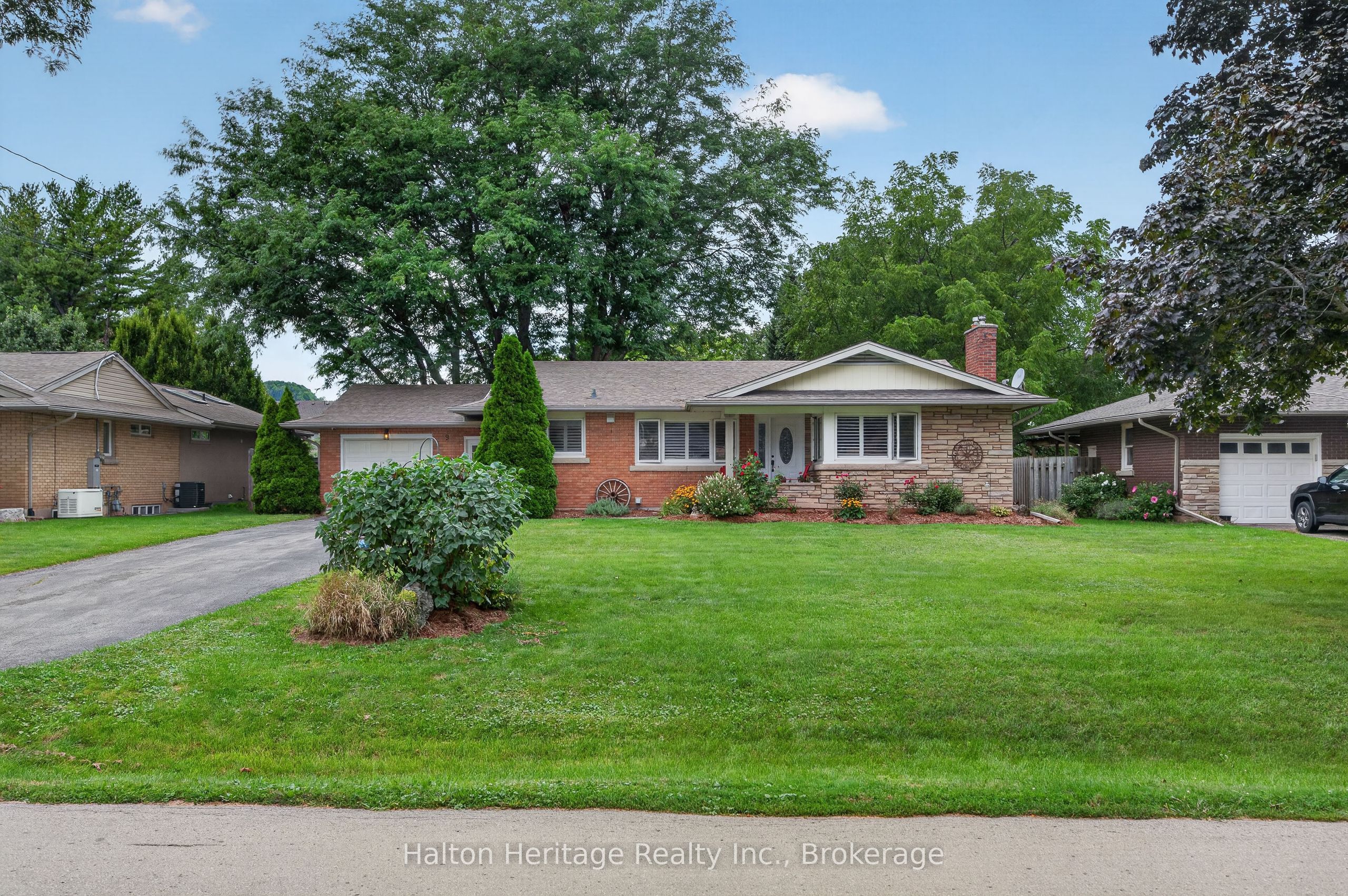 9 Strathearn Avenue, Grimsby, ON L3M 3A5 photo 2