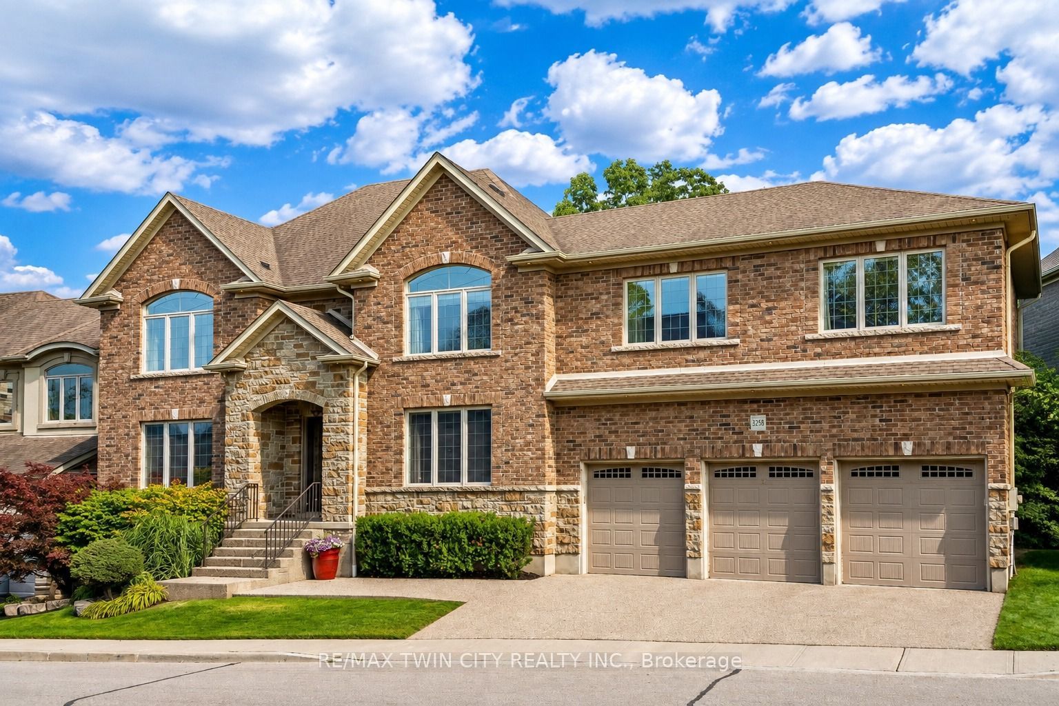 258 Edgewater Crescent 3, Kitchener, ON N2A 4M2 photo 2