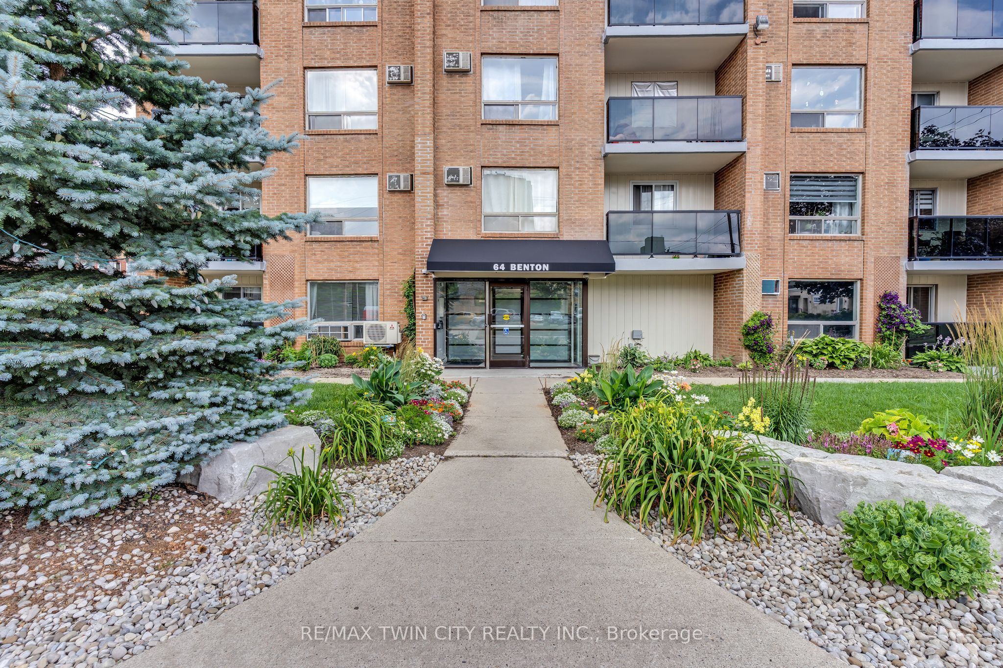 64 Benton Street, Kitchener, ON N2G 4L9 photo 2