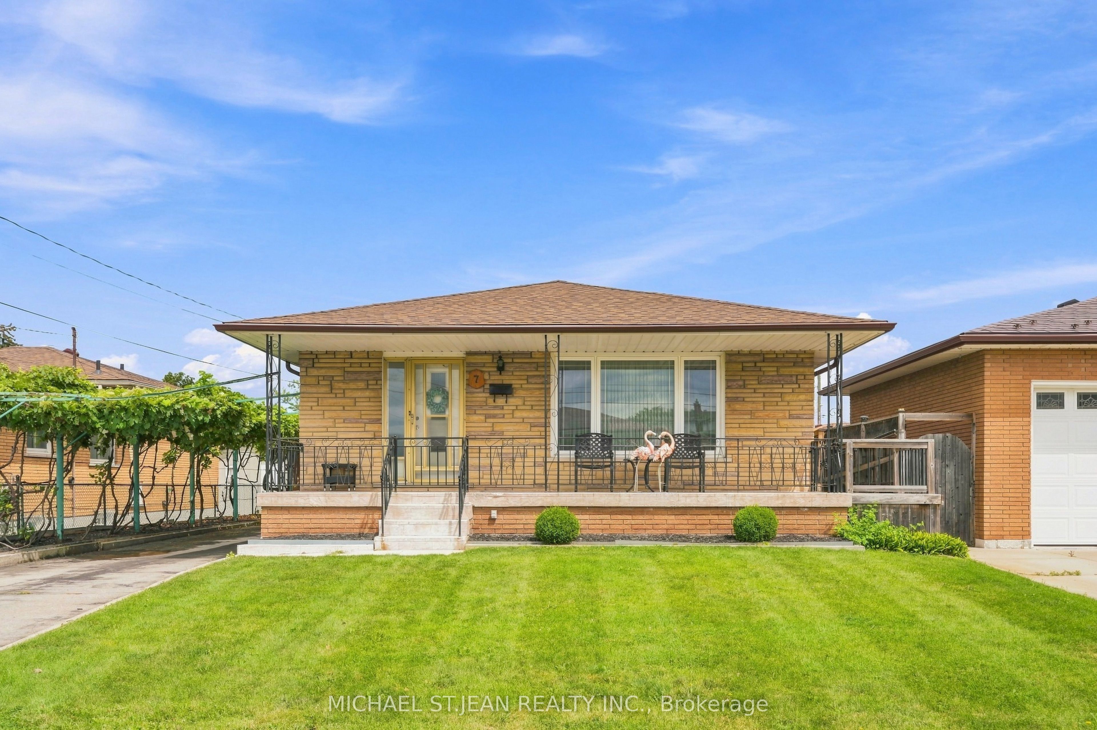 7 Duchess Court, Hamilton, ON L8E 1A4