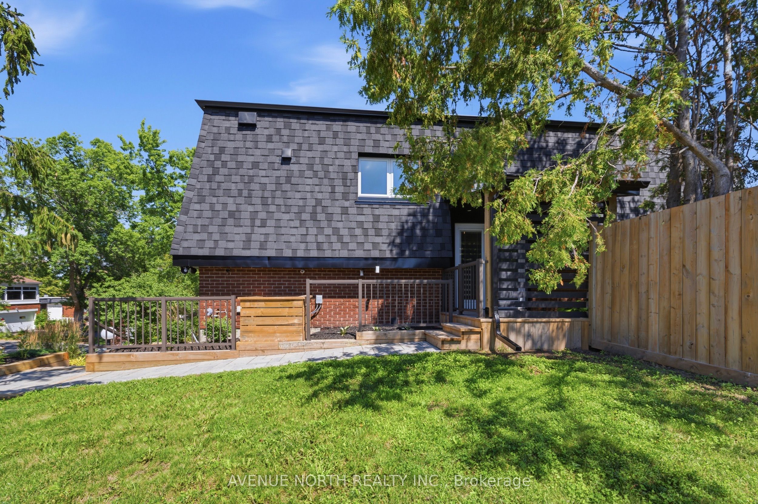 2 OBERON Street, Bells Corners and South to Fallowfield, ON K2H 7X7 photo 5