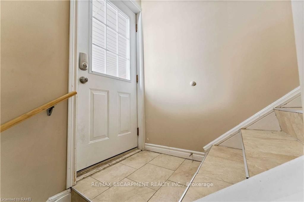 864 Upper Ottawa Street Basement, Hamilton, ON L8T 3V5 photo 2