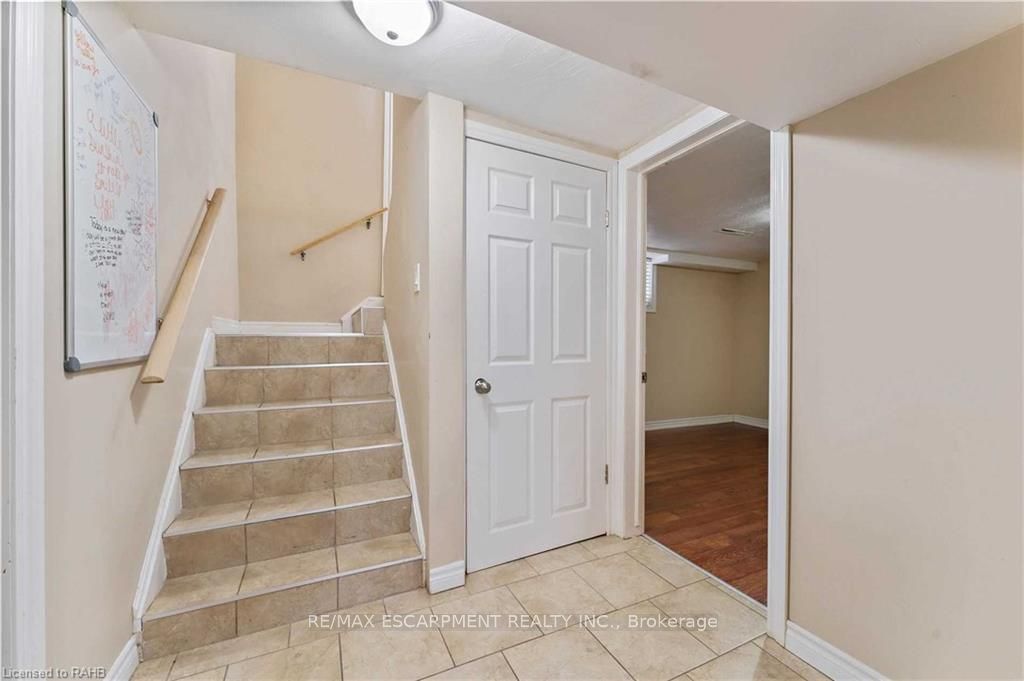 864 Upper Ottawa Street Basement, Hamilton, ON L8T 3V5 photo 3