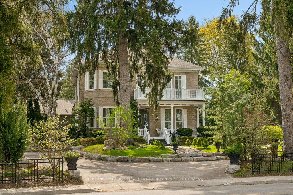212 Queen Street E, Cambridge, ON N3C 2B4 photo 2
