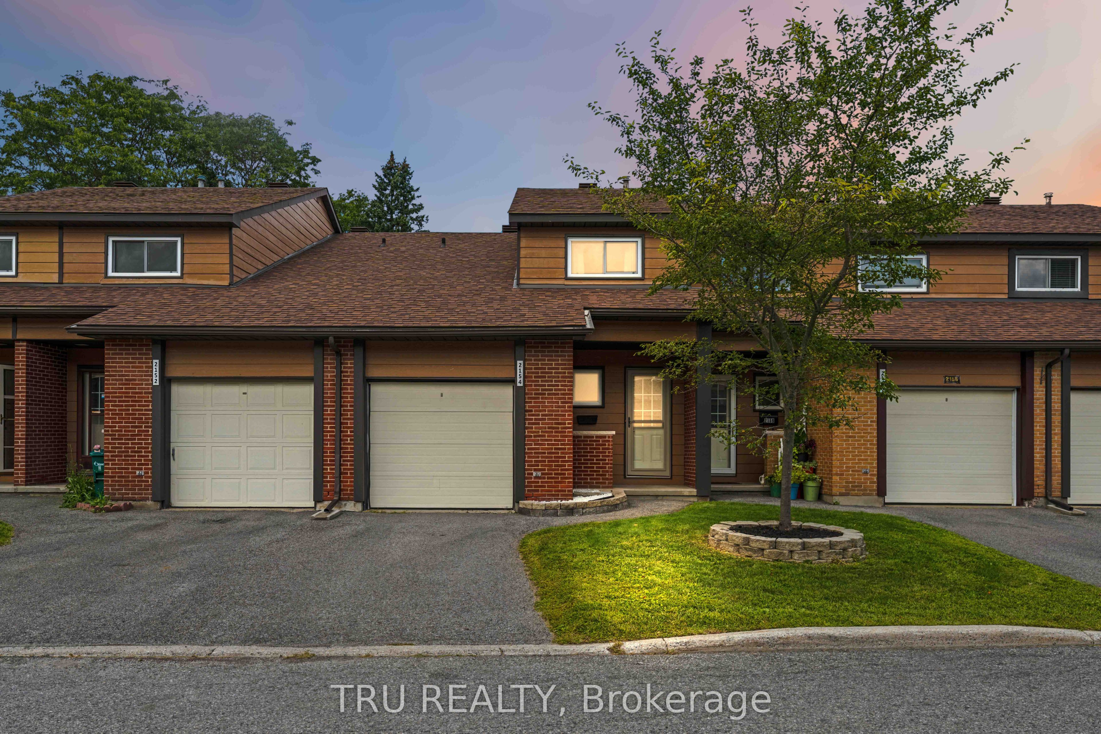2154 Orient Park Drive, Blackburn Hamlet, ON K1B 4V9 photo 2