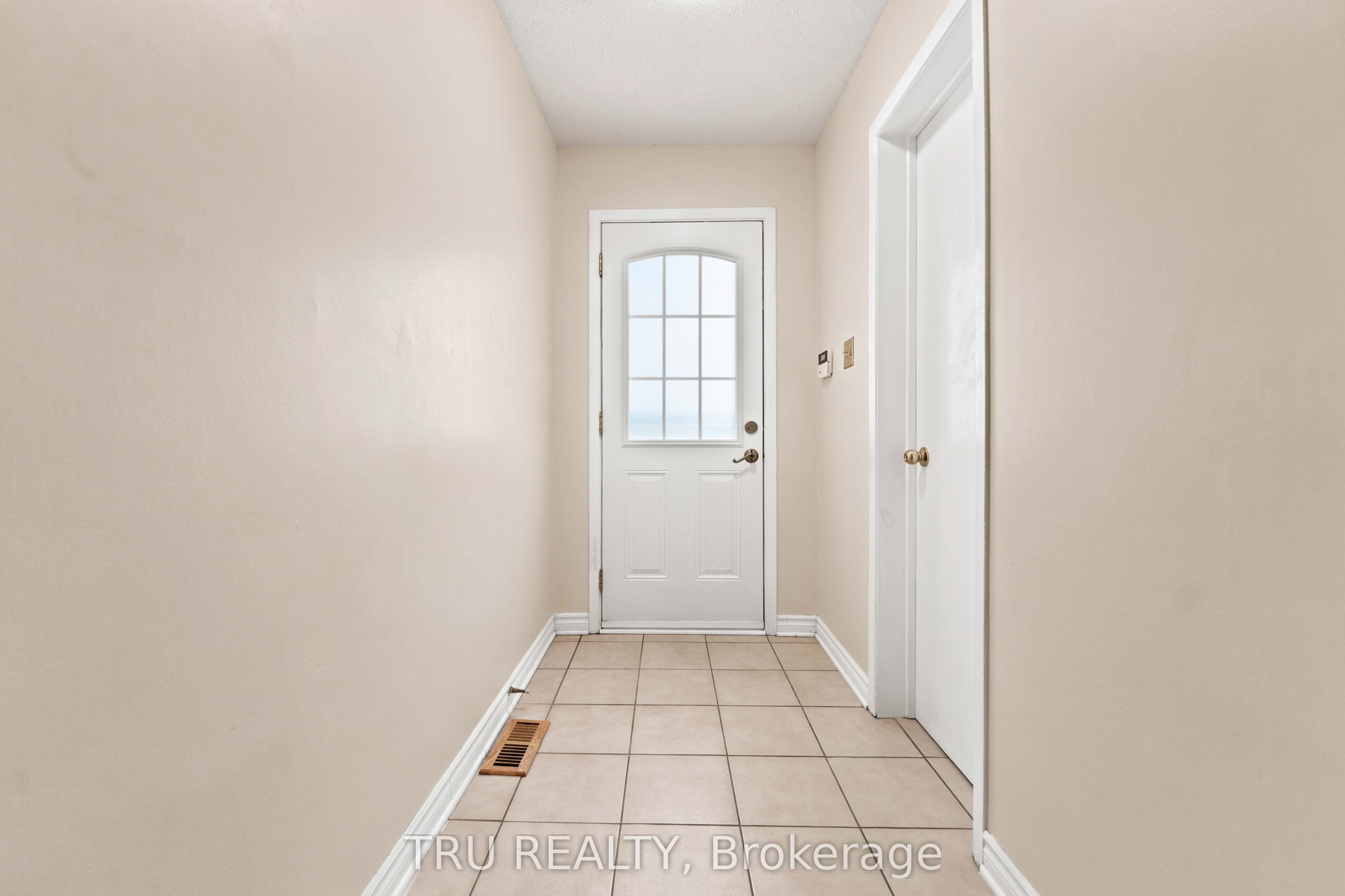 2154 Orient Park Drive, Blackburn Hamlet, ON K1B 4V9 photo 3