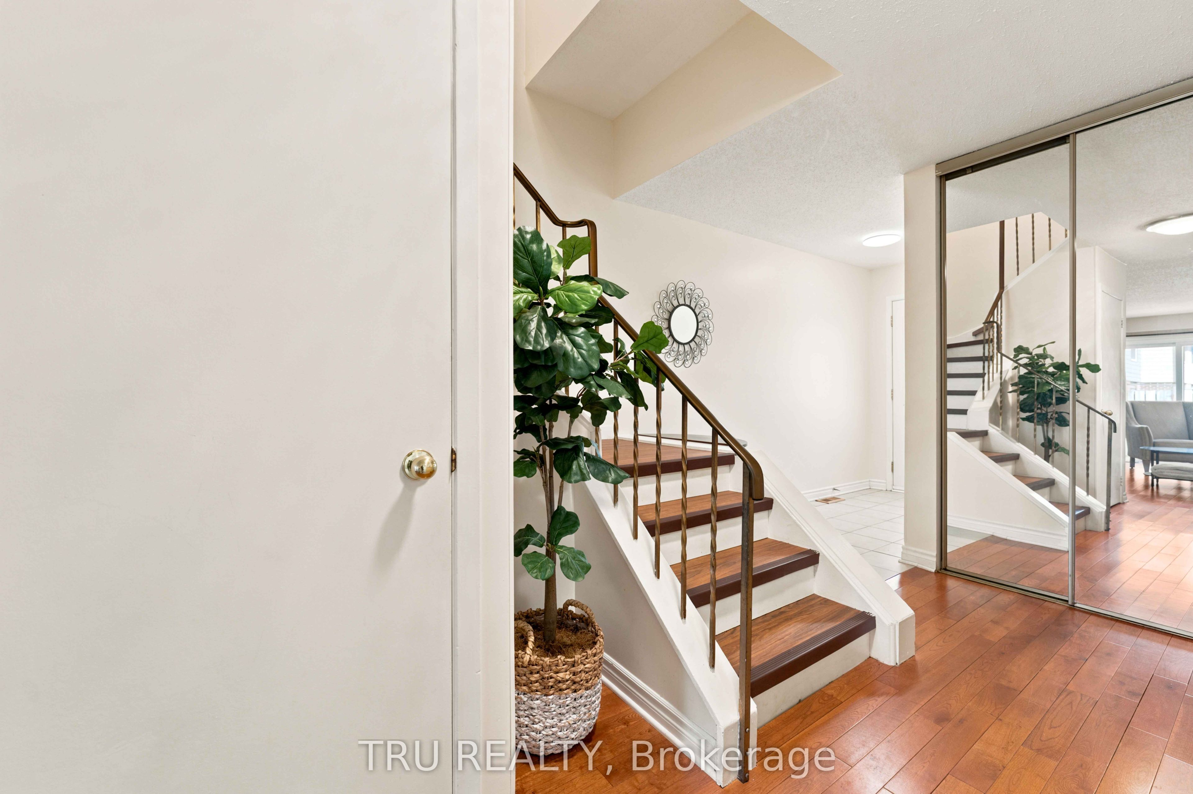 2154 Orient Park Drive, Blackburn Hamlet, ON K1B 4V9 photo 4
