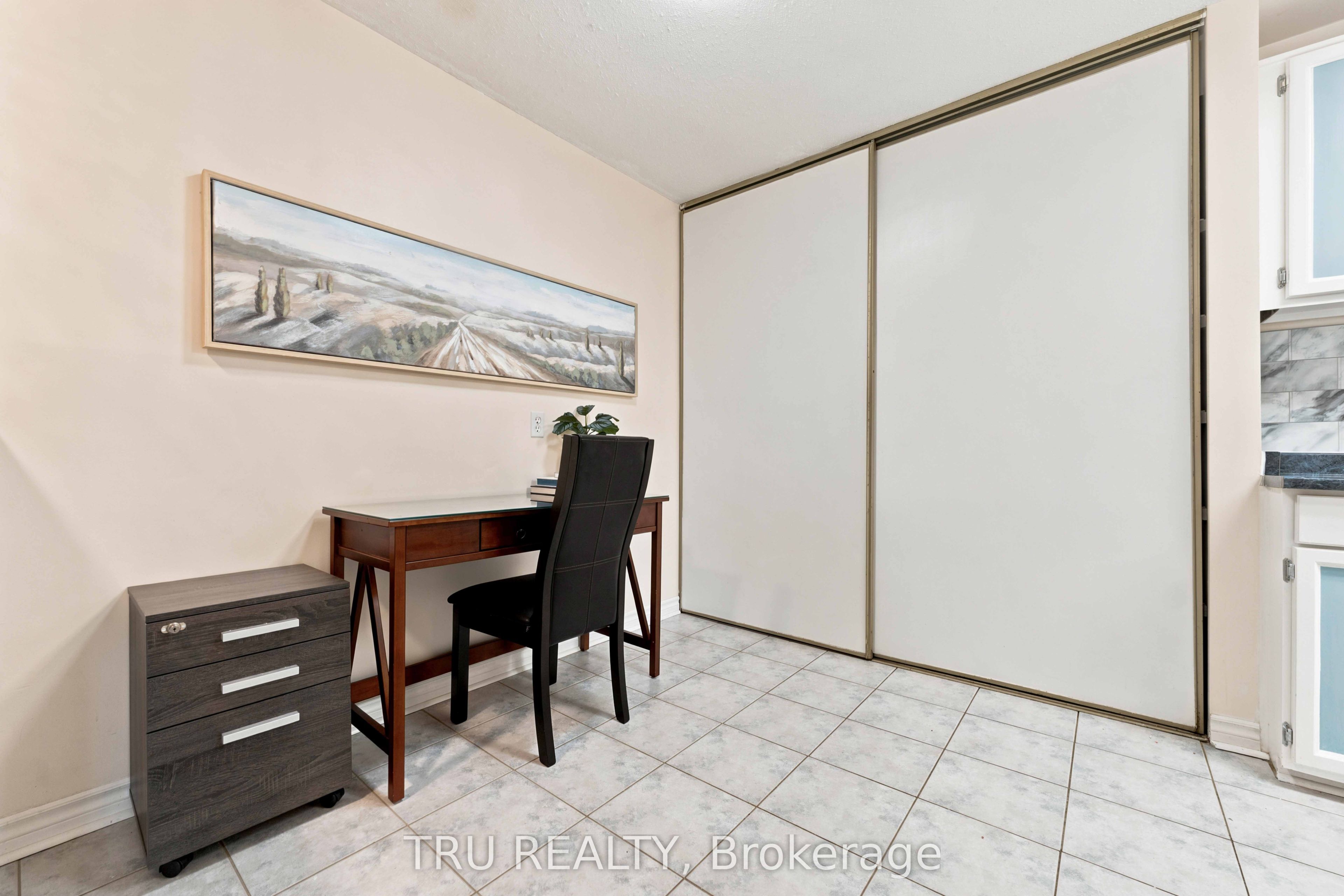 2154 Orient Park Drive, Blackburn Hamlet, ON K1B 4V9 photo 5
