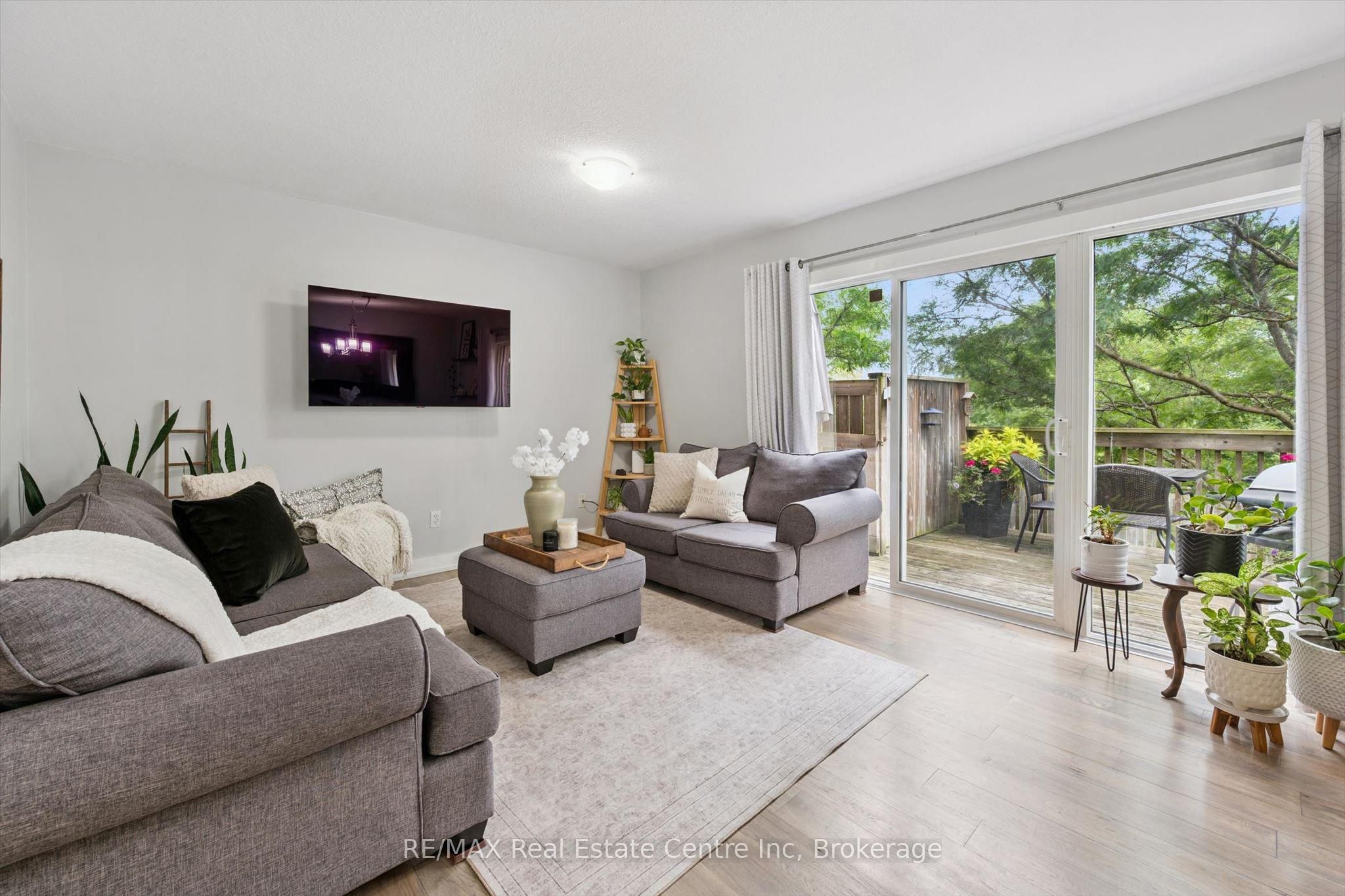 31 SCHRODER Crescent 21, Guelph, ON N1E 7M6 photo 3