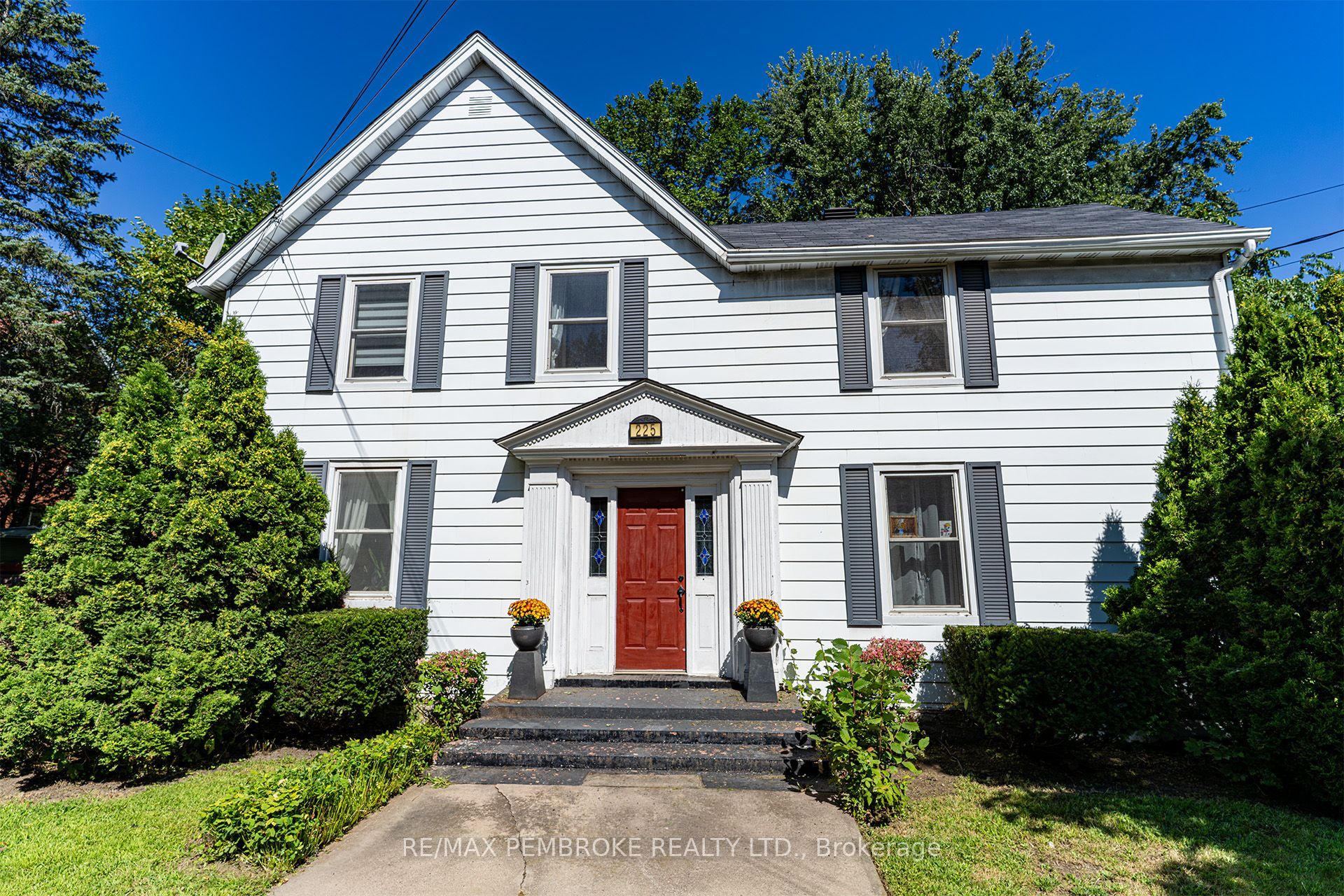 225 Mary Street, Pembroke, ON K8A 5V9 photo 2