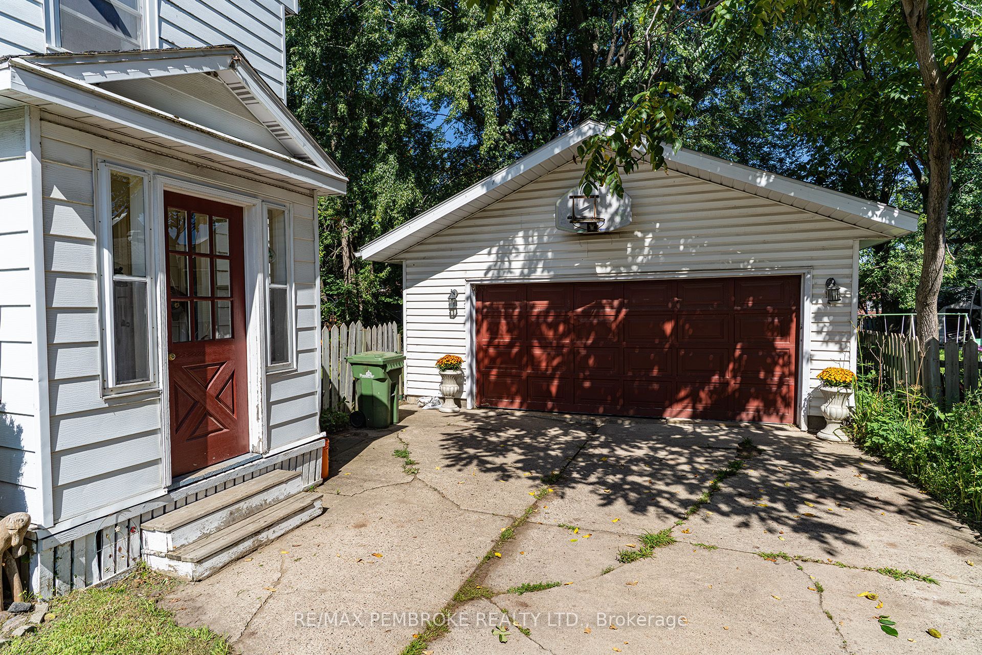 225 Mary Street, Pembroke, ON K8A 5V9 photo 4