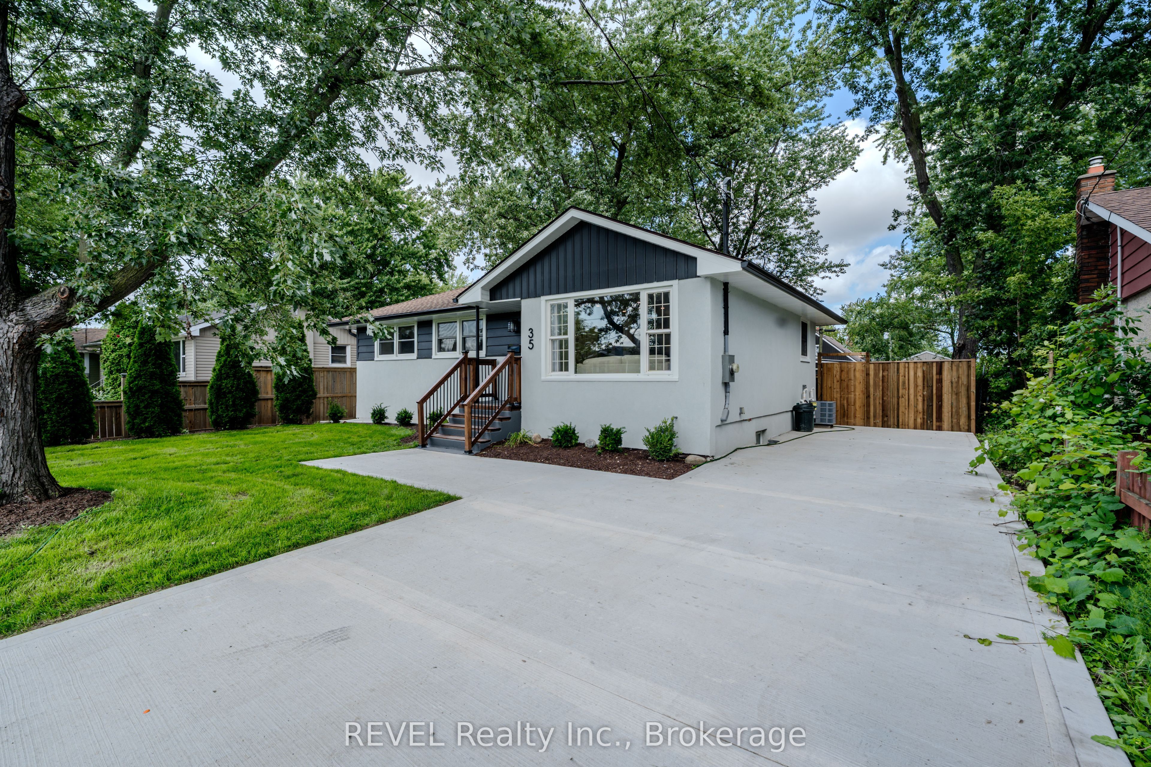 35 Burness Drive, St. Catharines, ON L2P 1J4