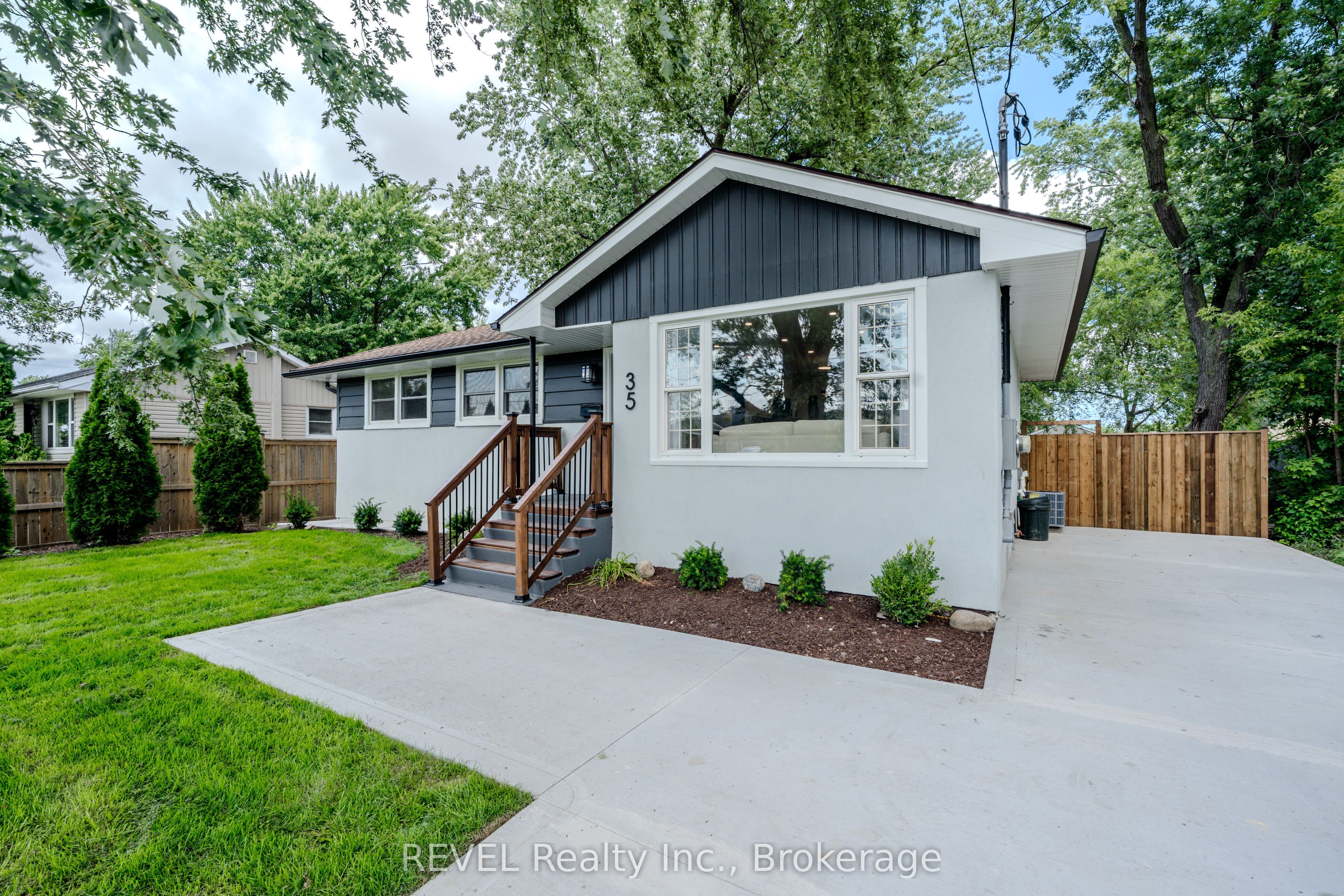 35 Burness Drive, St. Catharines, ON L2P 1J4 photo 2