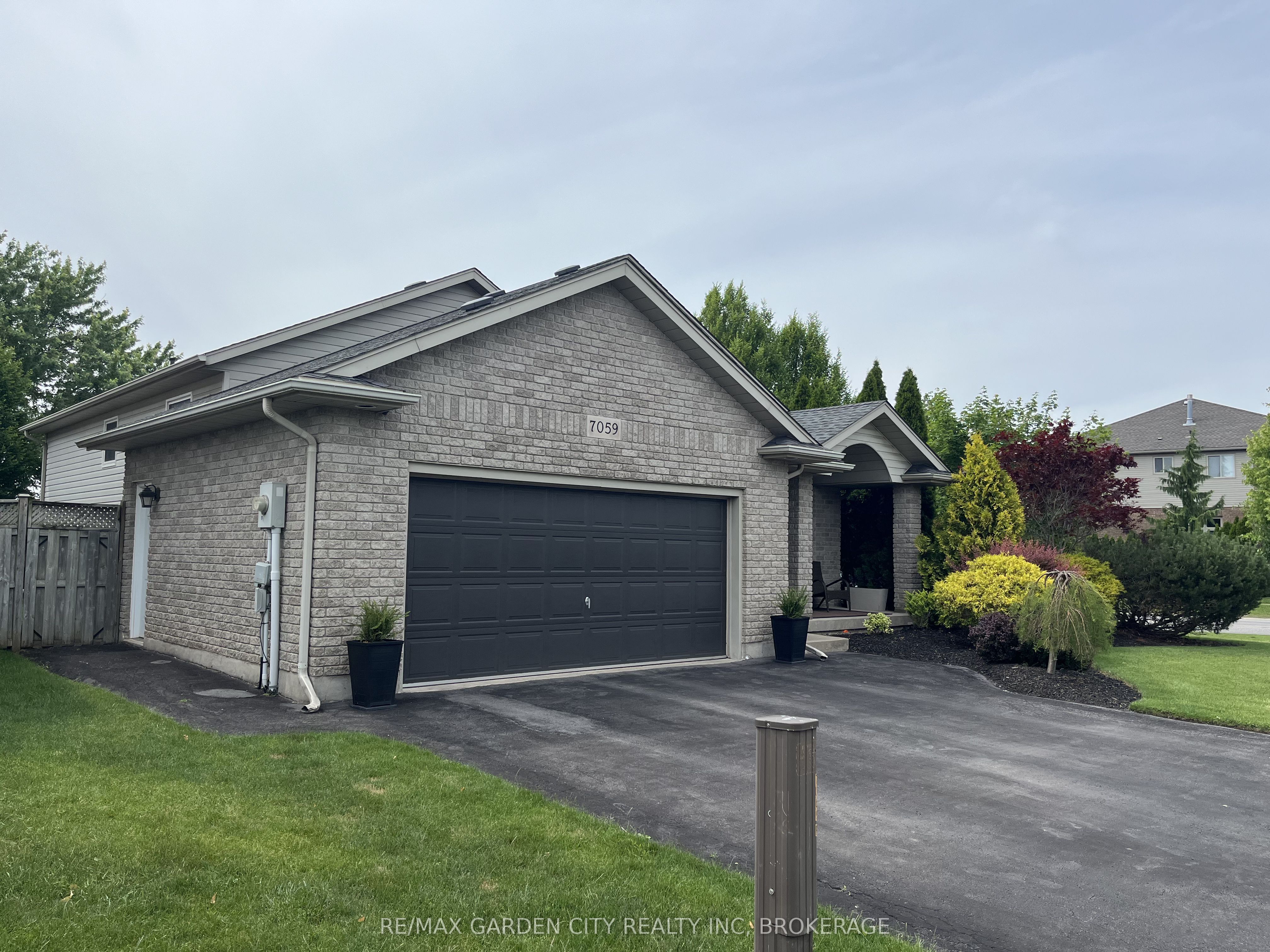 7059 Parkside Road, Niagara Falls, ON L2H 3L6 photo 2