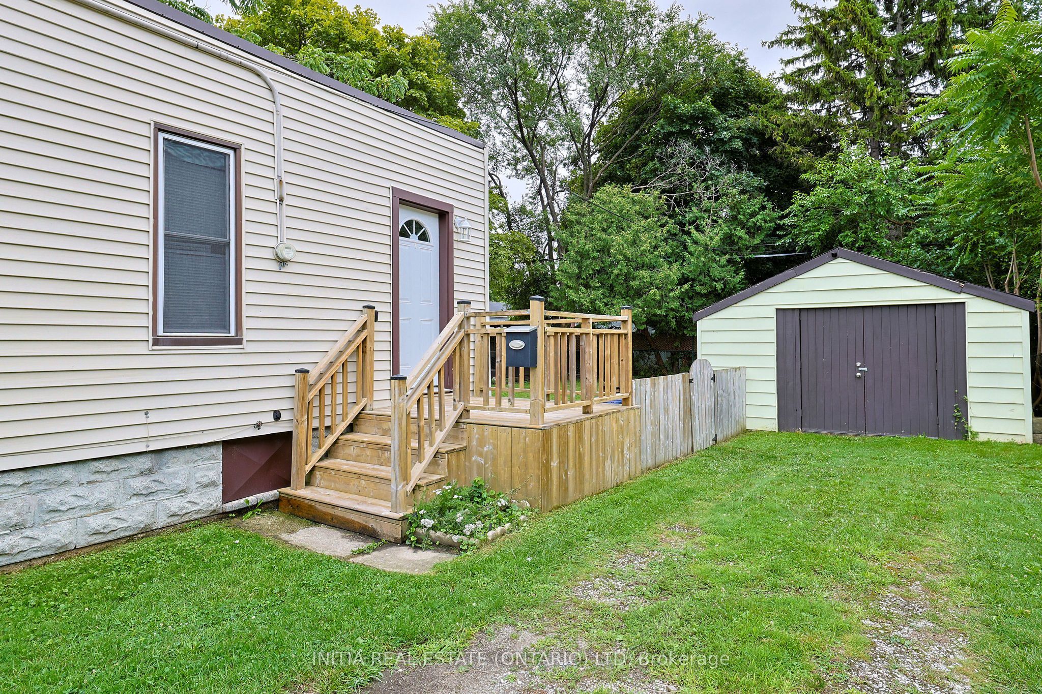 221 Bright Street, Sarnia, ON N7T 4E9 photo 4
