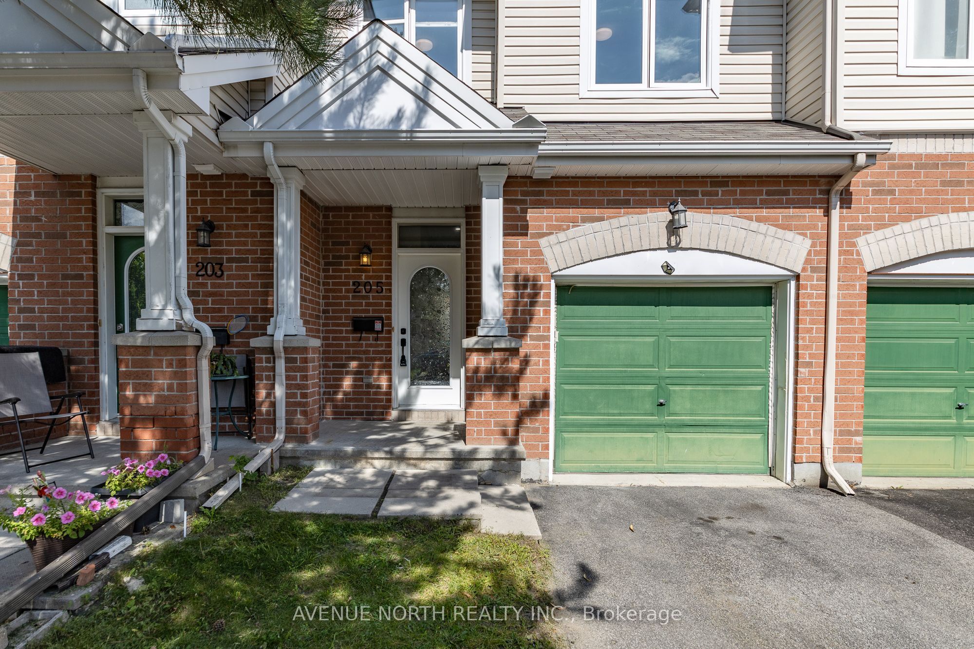 205 Hidden Meadow Avenue, Blossom Park - Airport and Area, ON K1T 0C2 photo 2