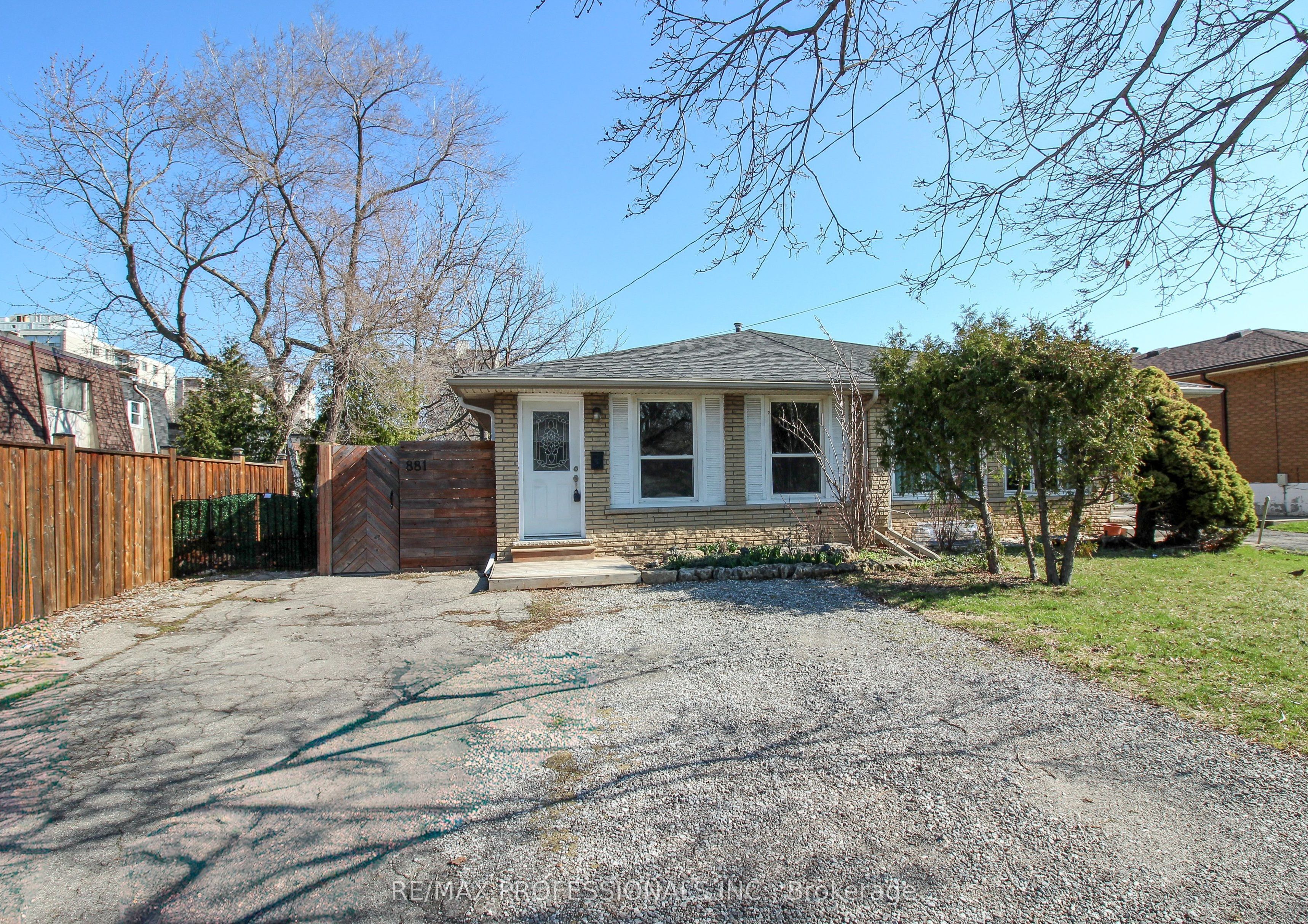 881 Lawrence Road LOWER, Hamilton, ON L8K 2A4