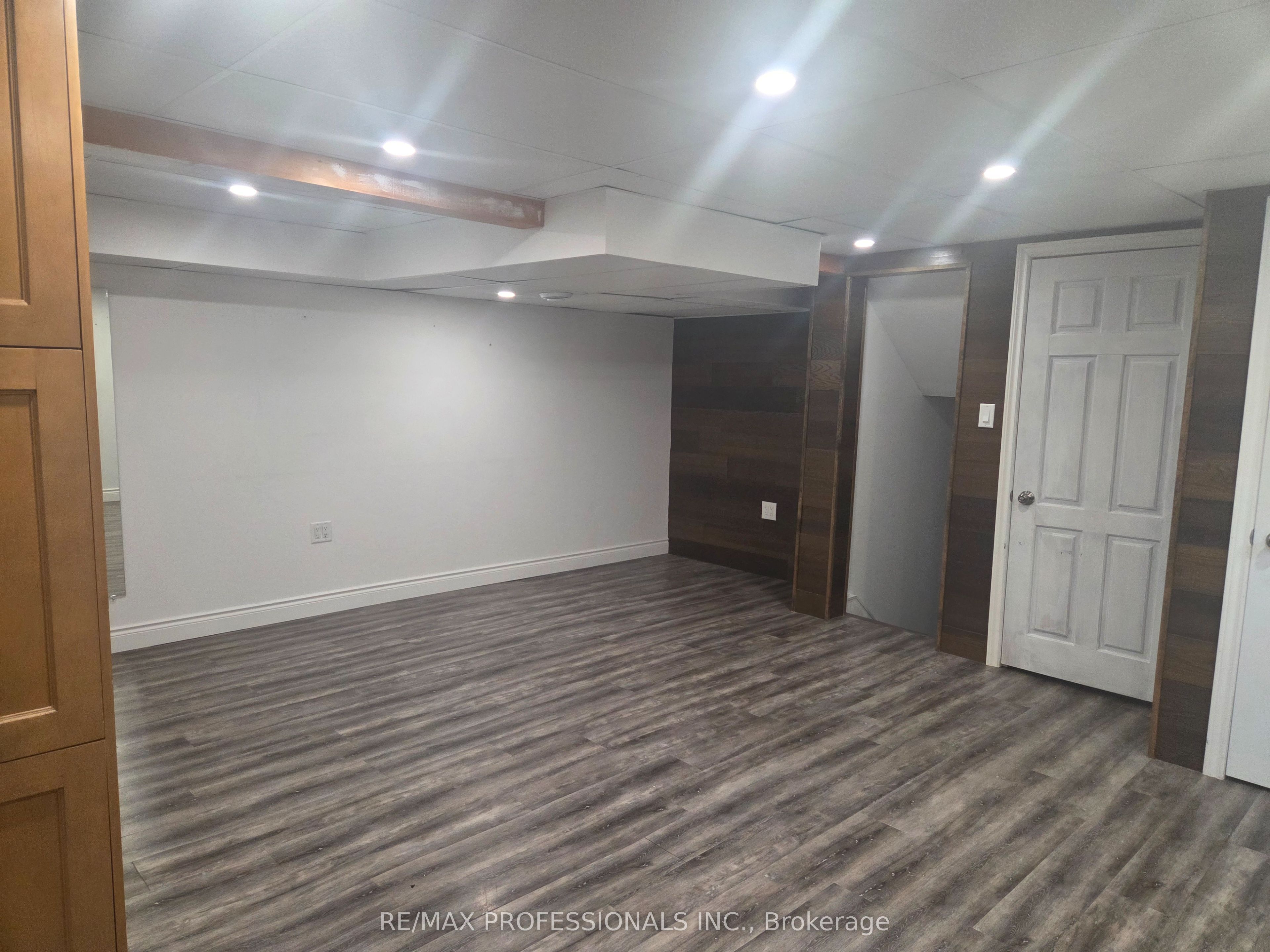 881 Lawrence Road LOWER, Hamilton, ON L8K 2A4 photo 2