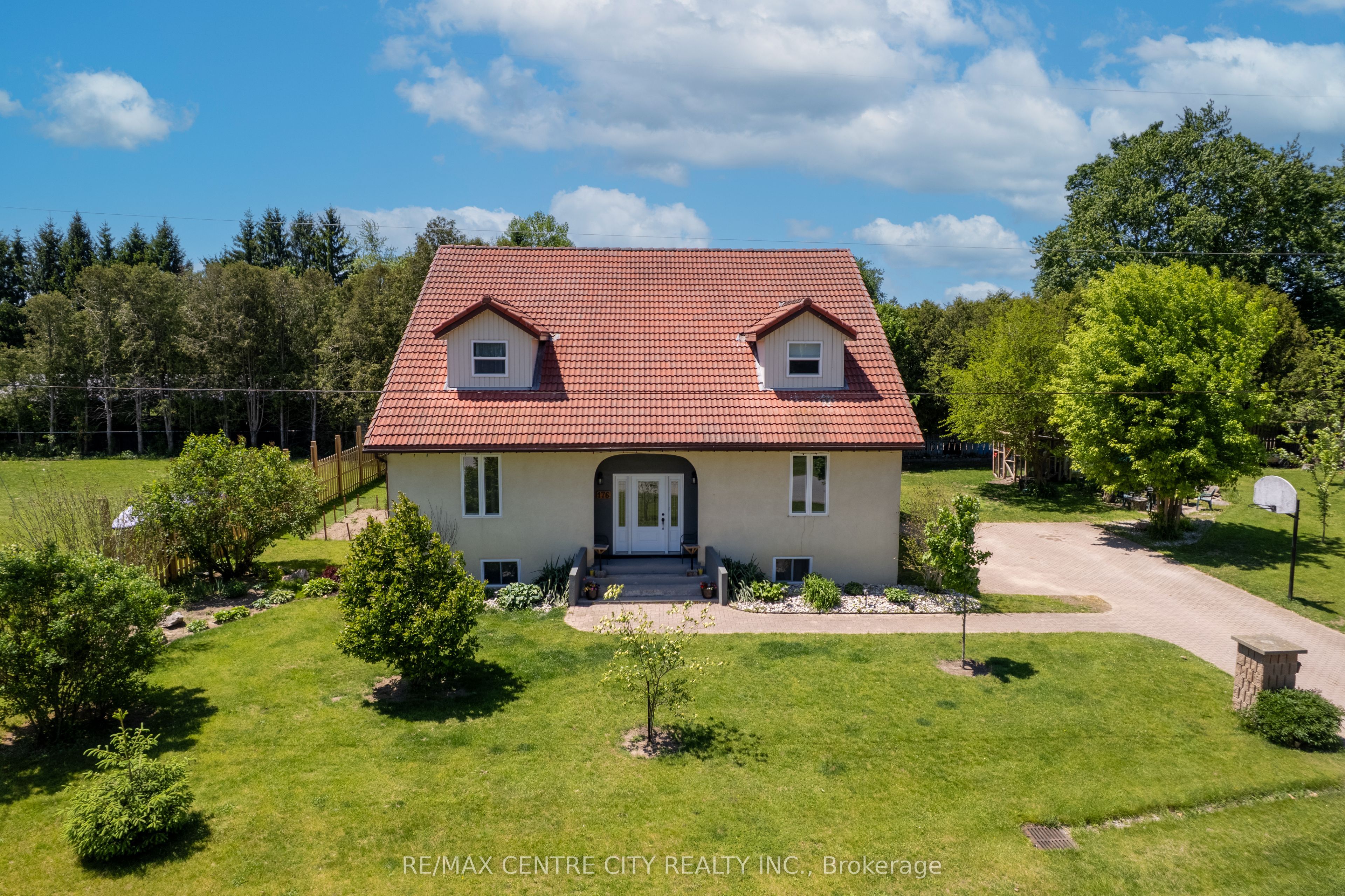 176 Eastman Avenue, Strathroy-Caradoc, ON N7G 3K1 photo 2