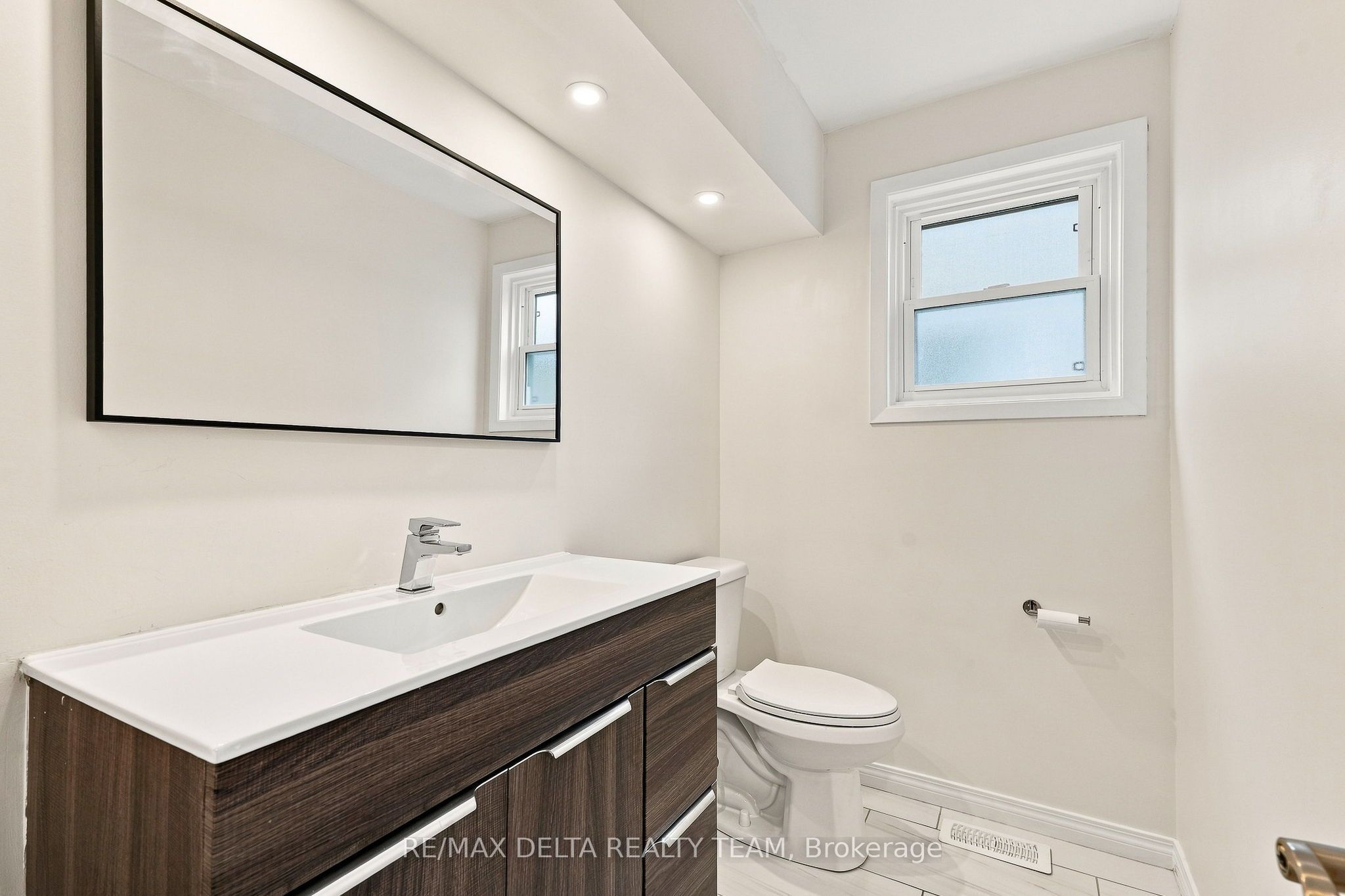 30 Homestead Street, Cityview - Parkwoods Hills - Rideau Shore, ON K2E 7N8 photo 5
