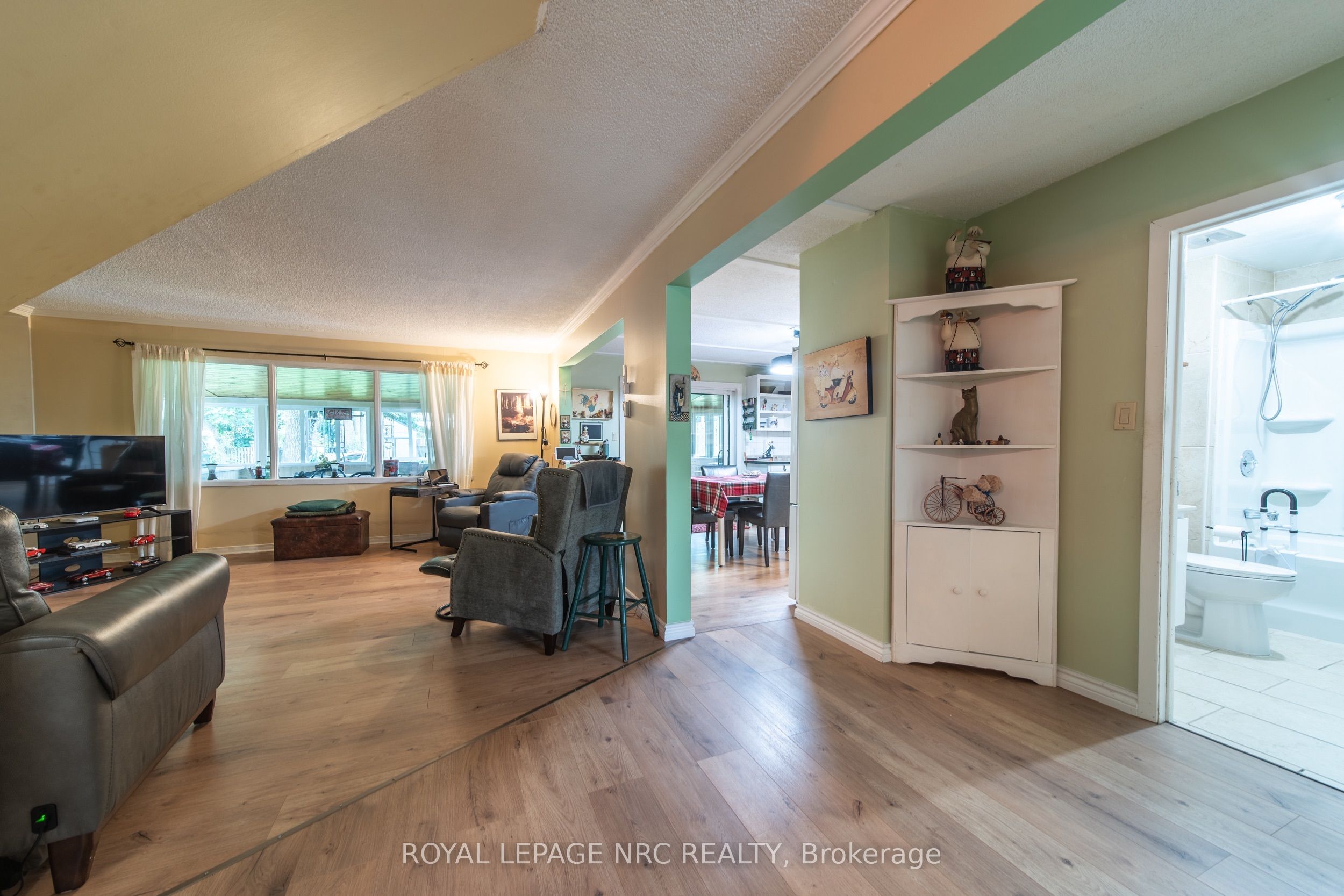 6334 Frederica Street, Niagara Falls, ON L2G 1C4 photo 5