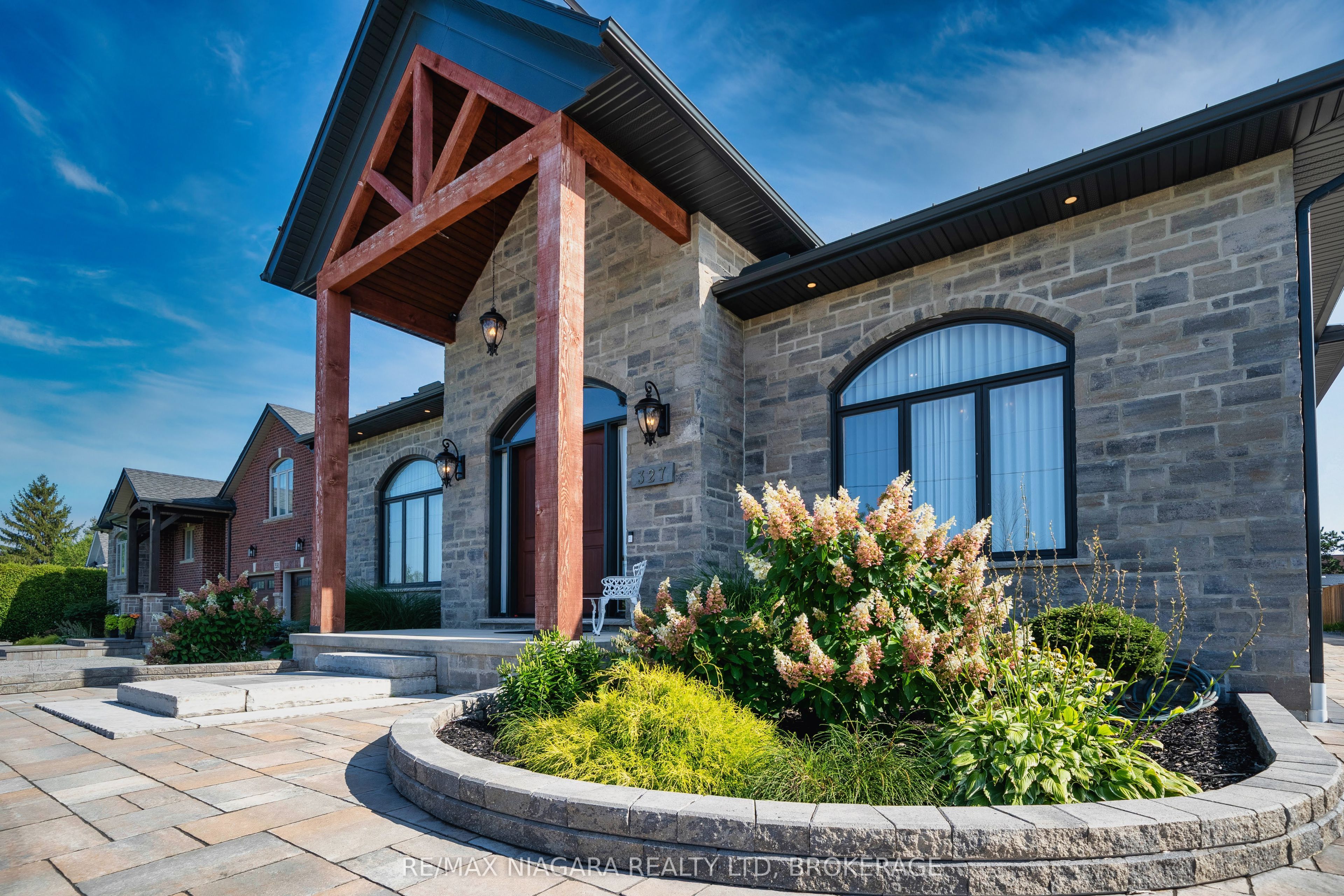 327 Queenston Road, Niagara-on-the-Lake, ON L0S 1J0 photo 2