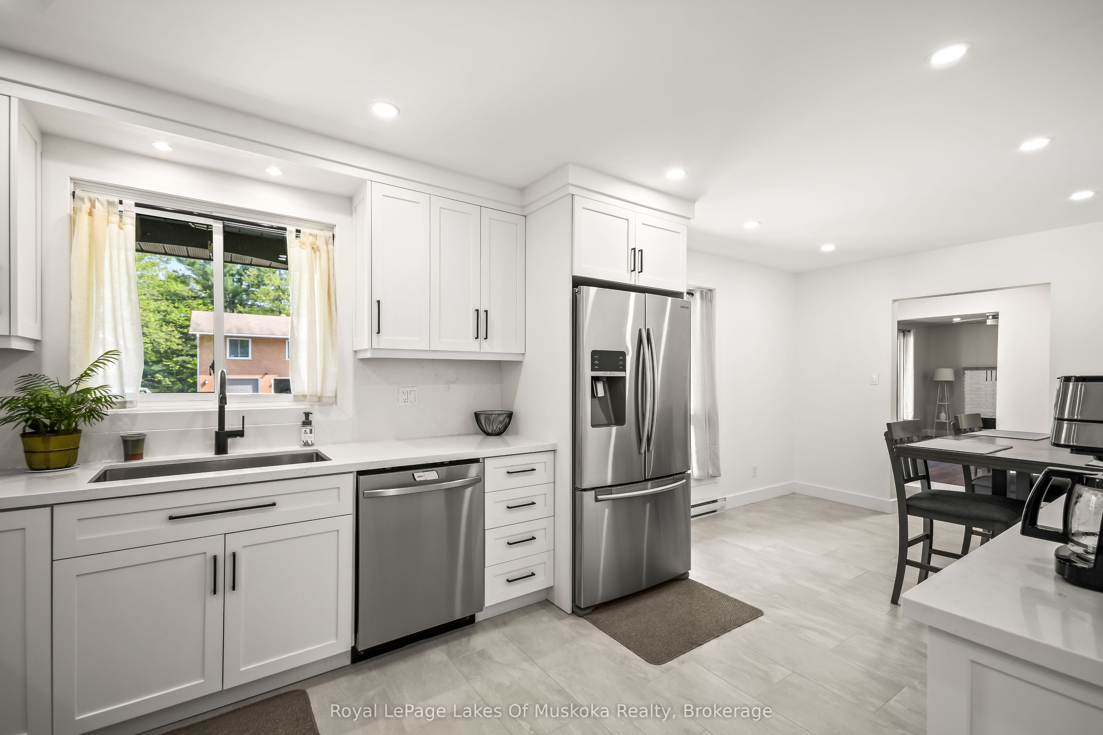 571 David Street E, Gravenhurst, ON P1P 1M1 photo 2