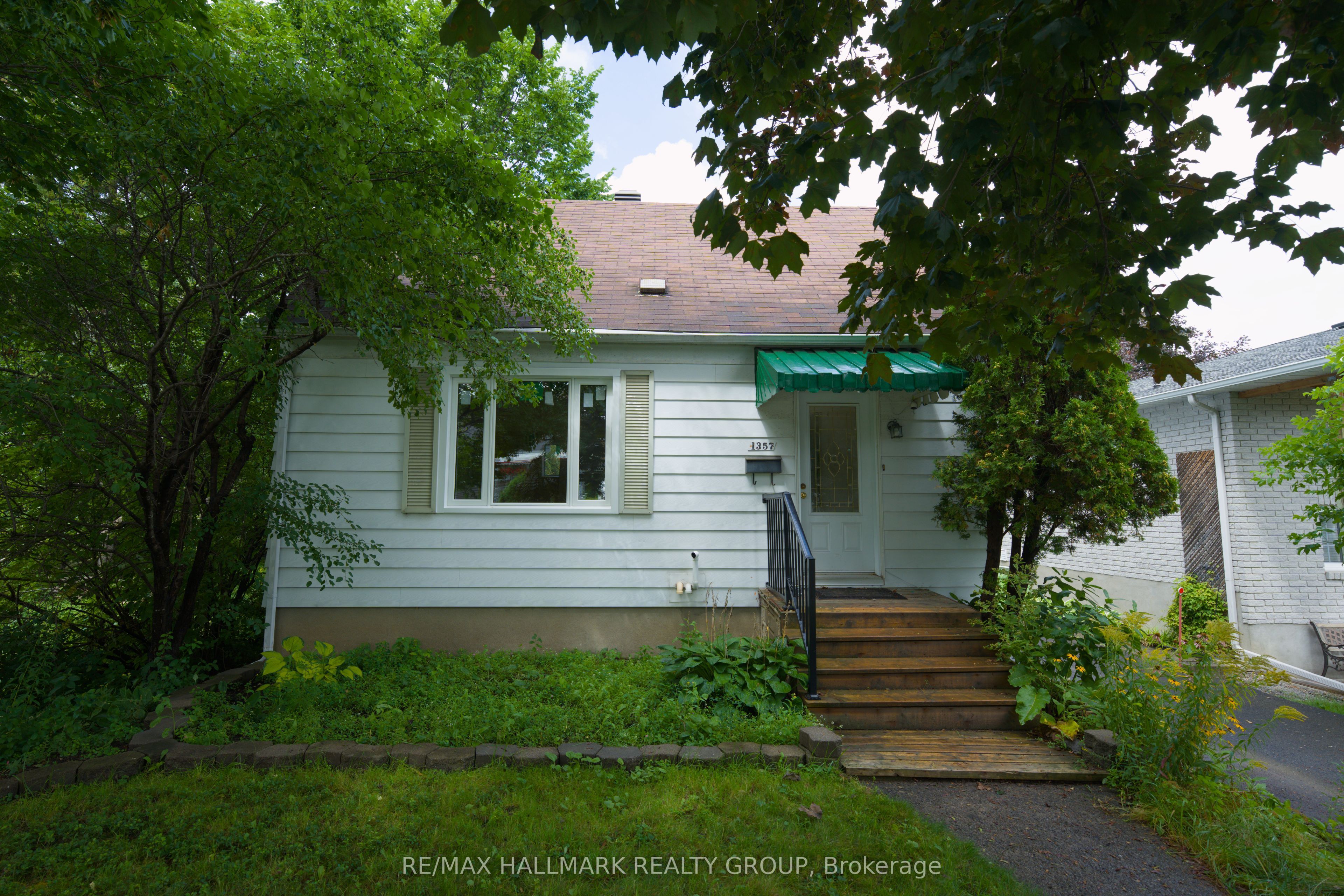 1357 Raven Avenue, Carlington - Central Park, ON K1Z 7Y3