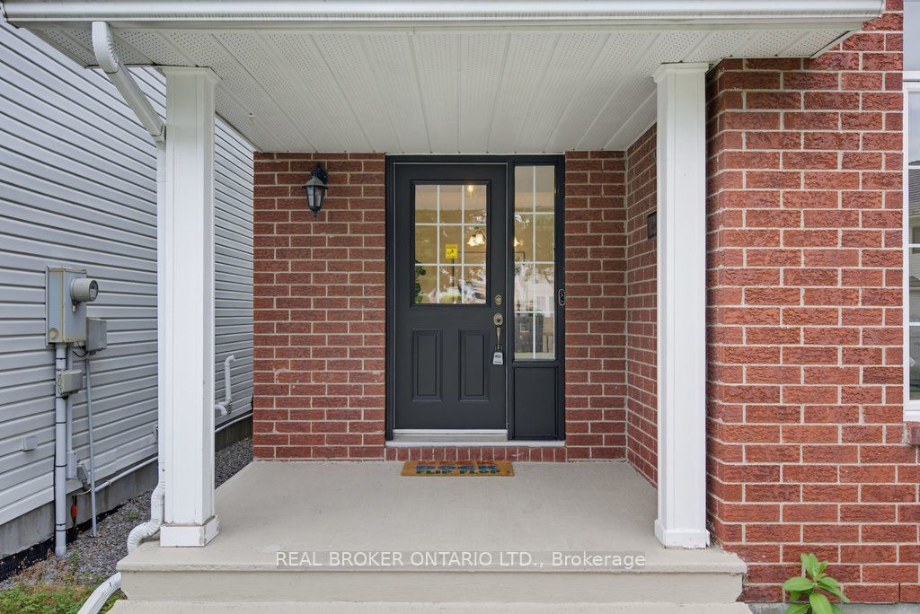 2000 Oakbrook Circle, Orleans - Convent Glen and Area, ON K1W 1H4 photo 2