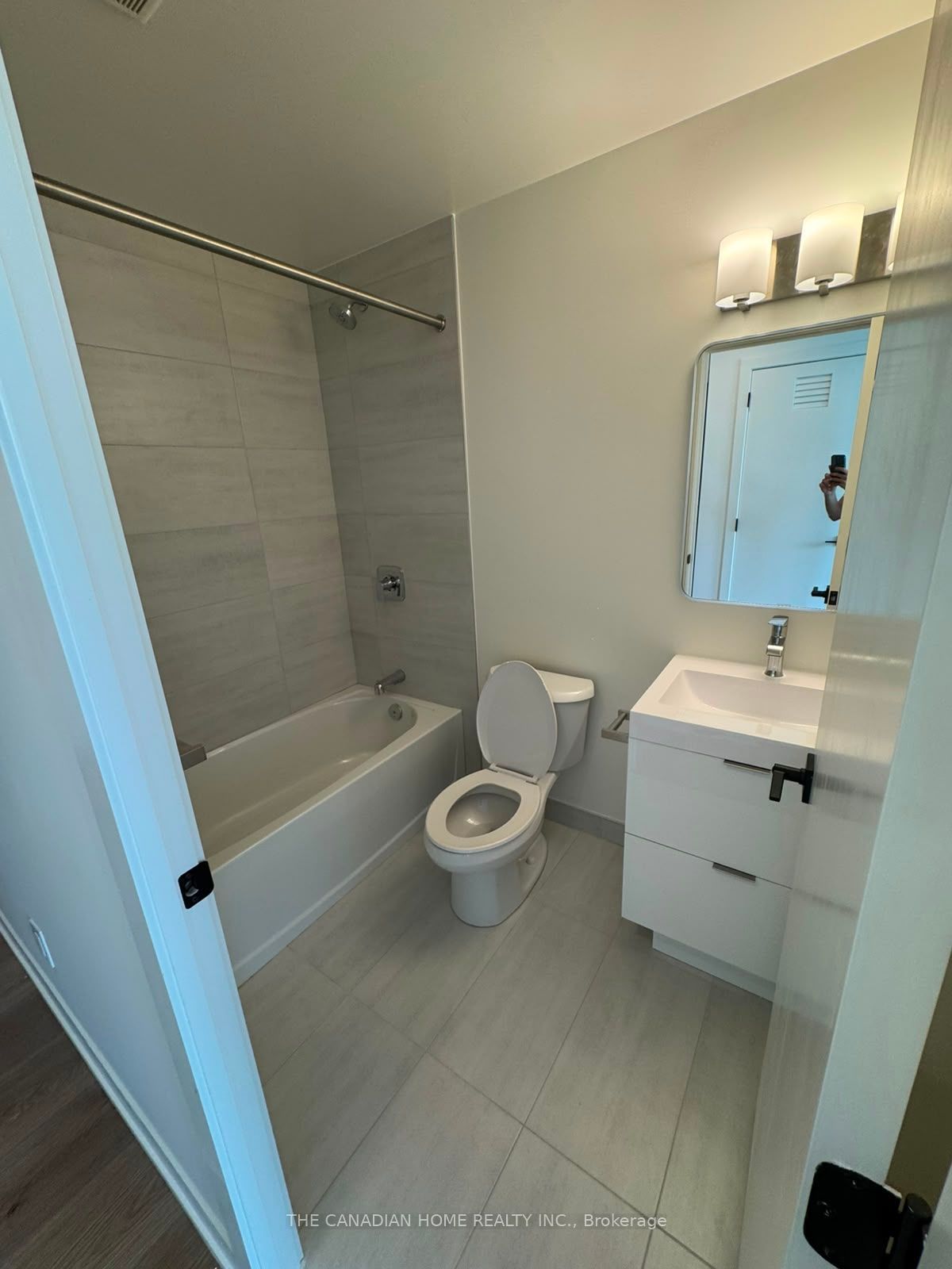 33 Erie Avenue 1608, Brantford, ON N3S 2E5 photo 2