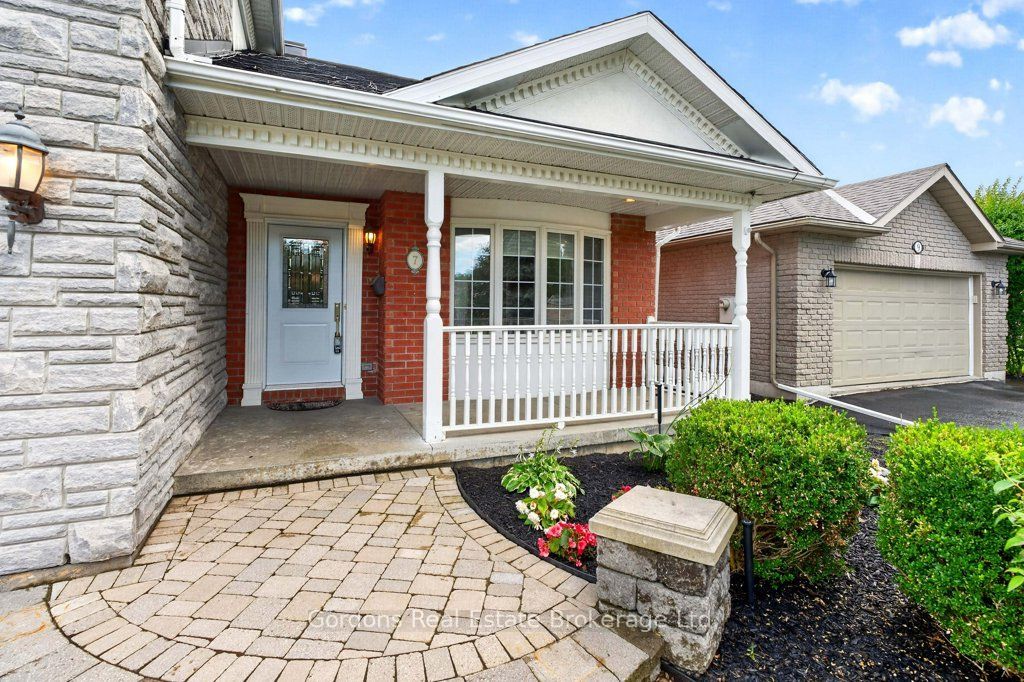7 Hazel Court, Belleville, ON K8P 5M4 photo 3