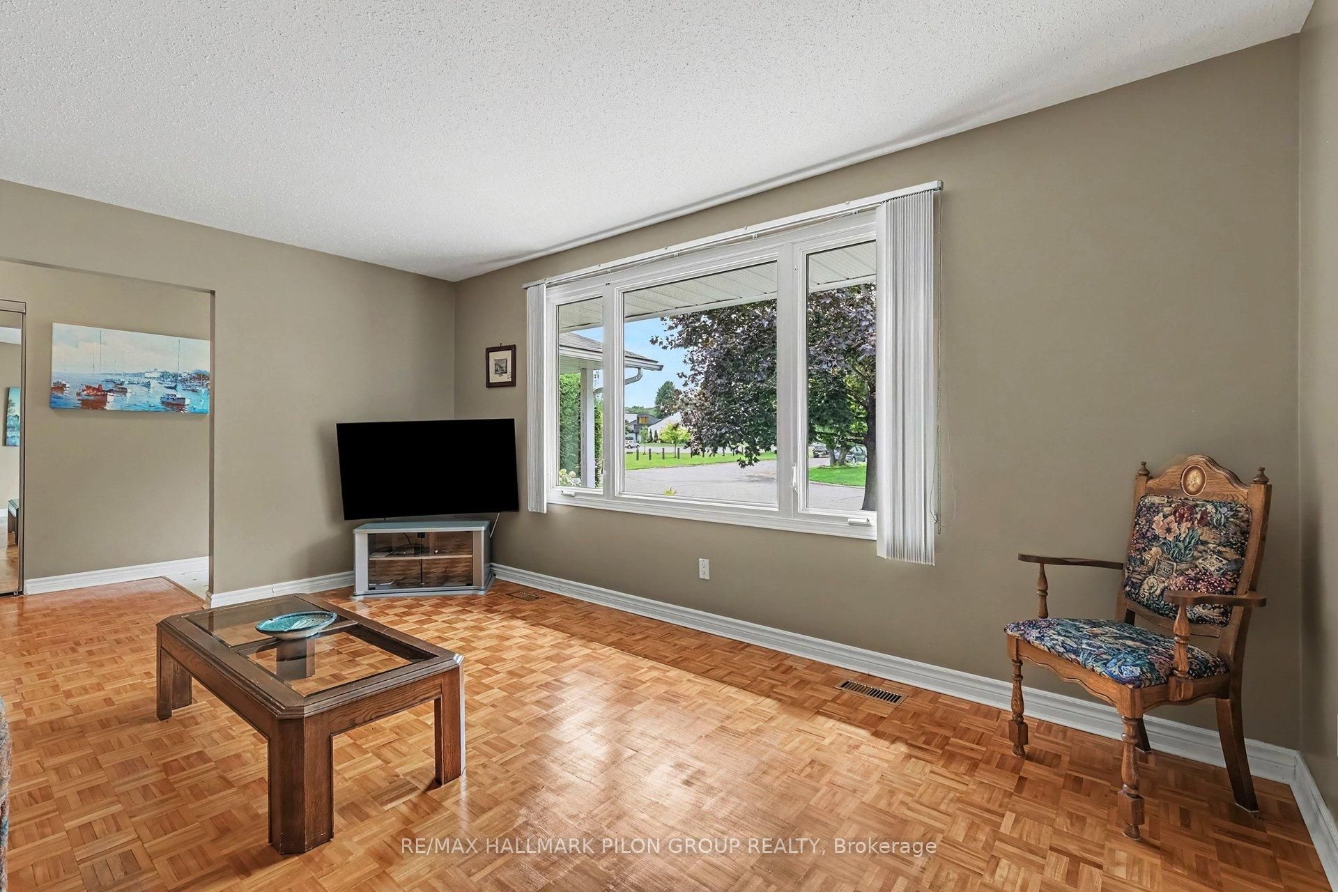 496 Tisdale Crescent, Beacon Hill North - South and Area, ON K1J 7A6 photo 3
