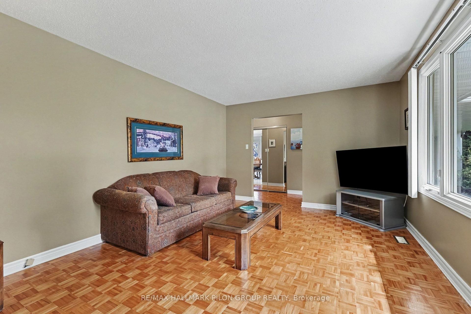 496 Tisdale Crescent, Beacon Hill North - South and Area, ON K1J 7A6 photo 4