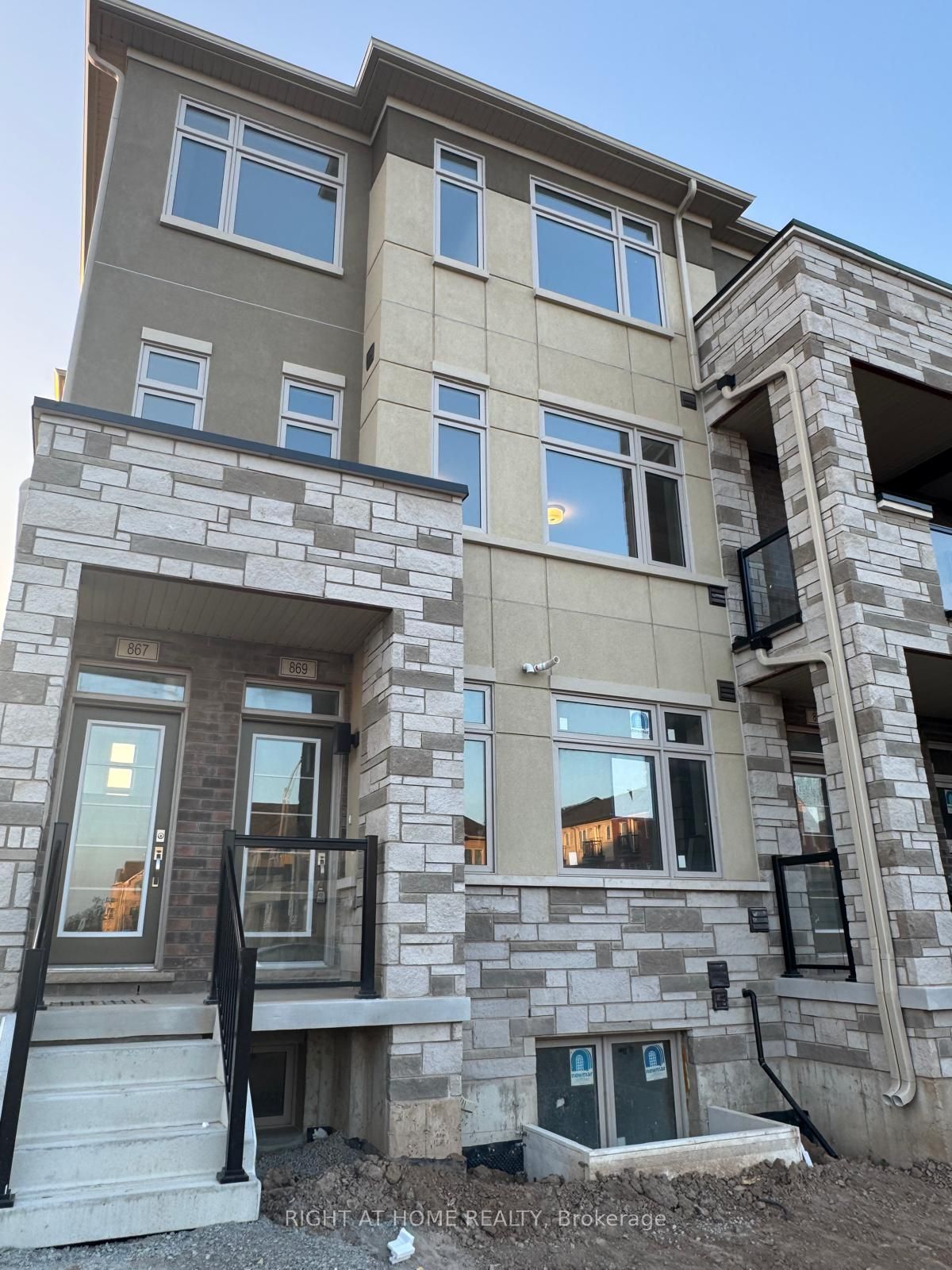 869 North Waterdown Drive 44, Hamilton, ON L8B 1W4