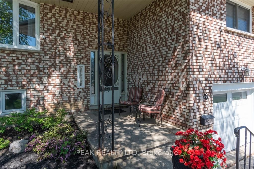 18 Mayberry Place, Stratford, ON N5A 6Z7 photo 2