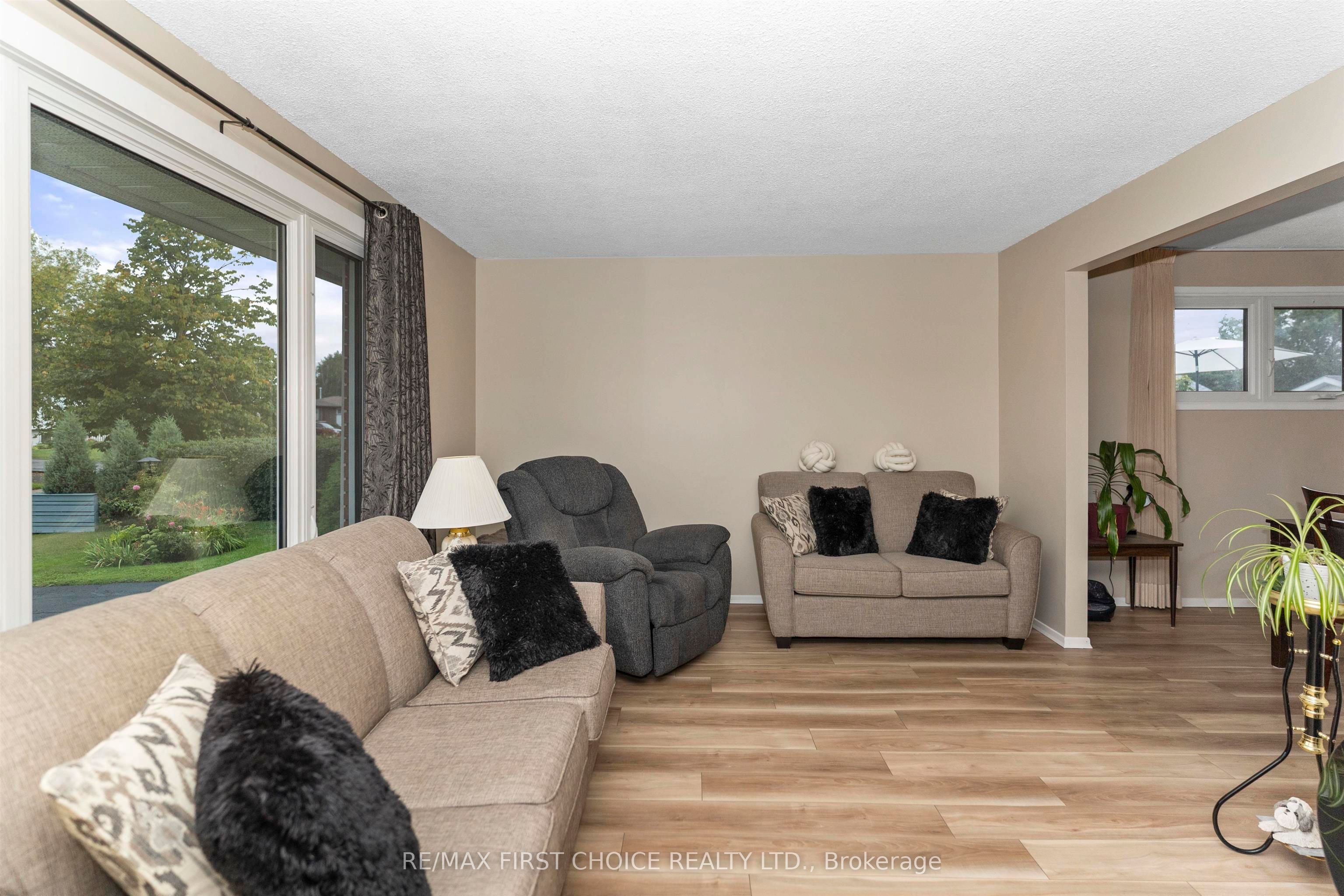422 Simon Fraser Drive, Thunder Bay, ON P7C 4Z8 photo 3