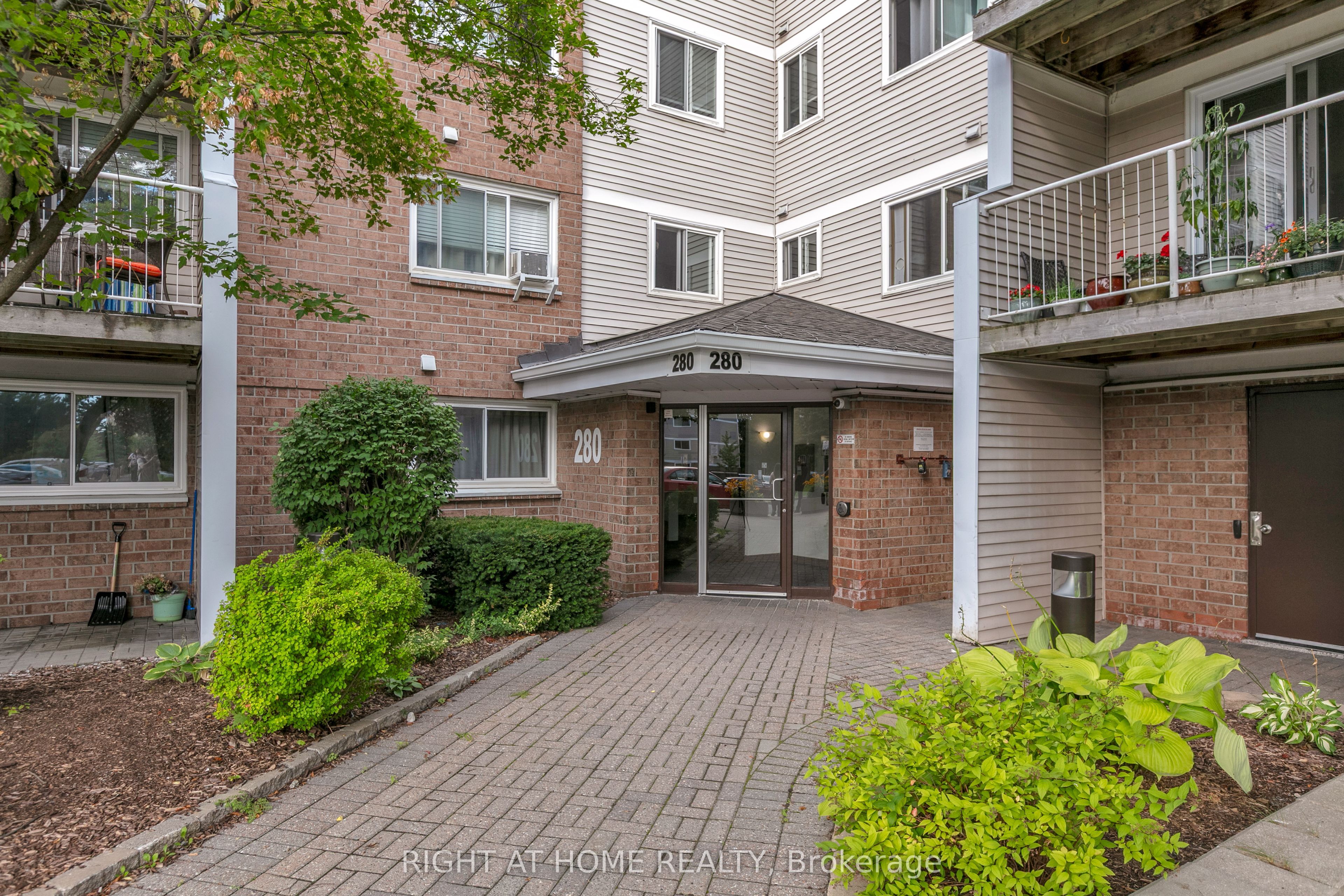 280 Brittany Drive 301, Manor Park - Cardinal Glen and Area, ON K1K 4M4