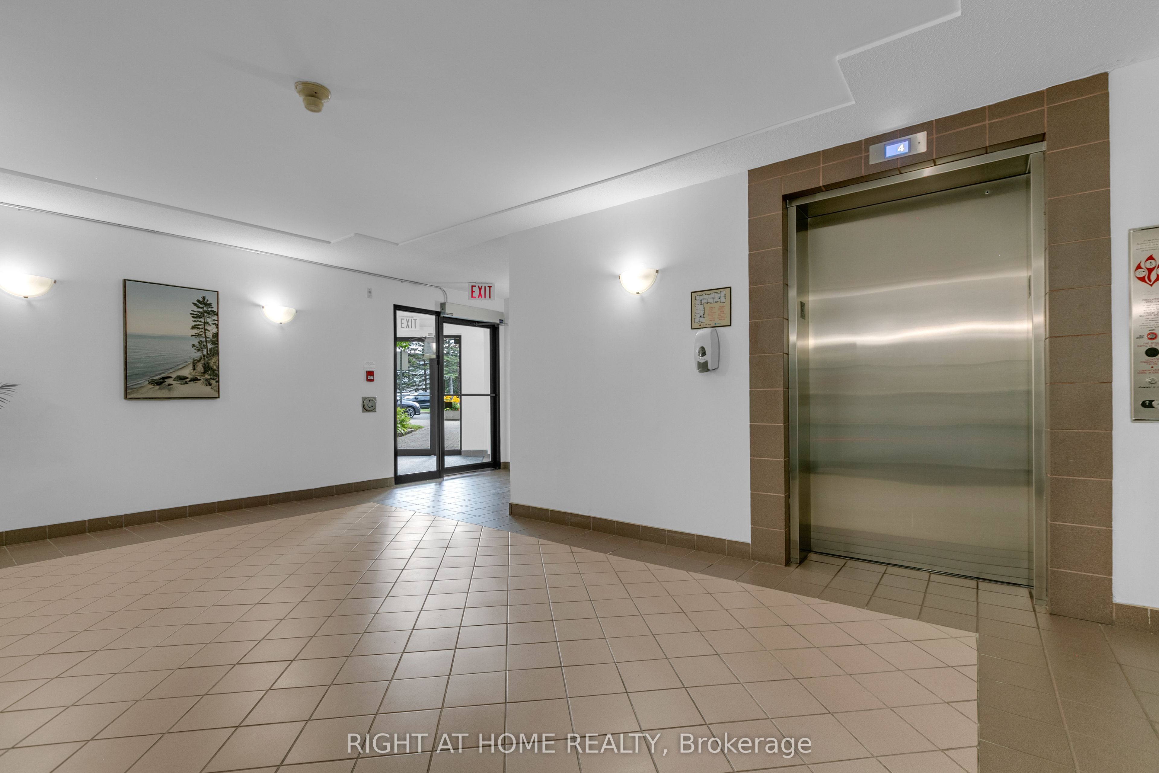 280 Brittany Drive 301, Manor Park - Cardinal Glen and Area, ON K1K 4M4 photo 2