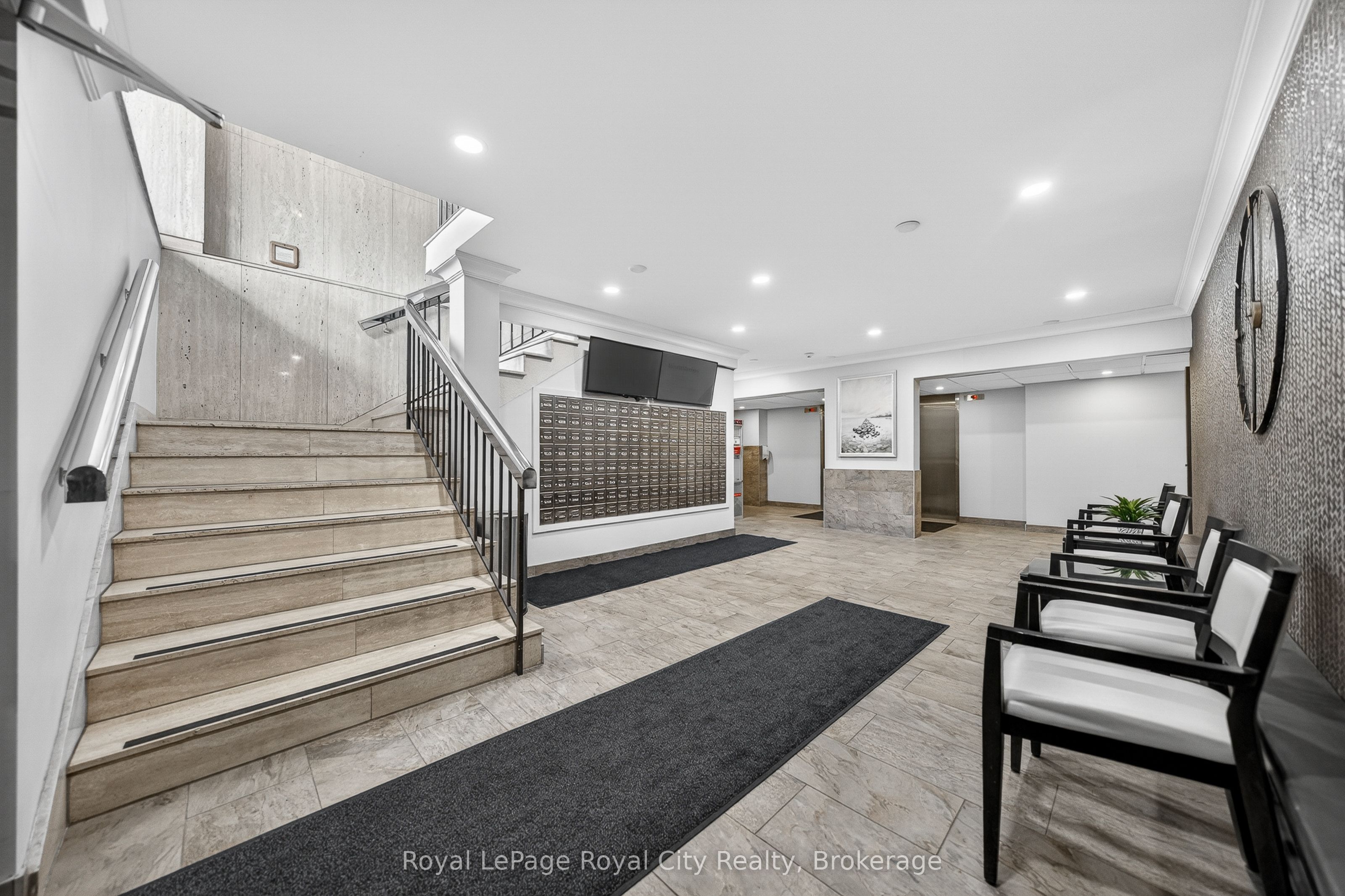 19 Woodlawn Road E 206, Guelph, ON N1H 7B1 photo 3