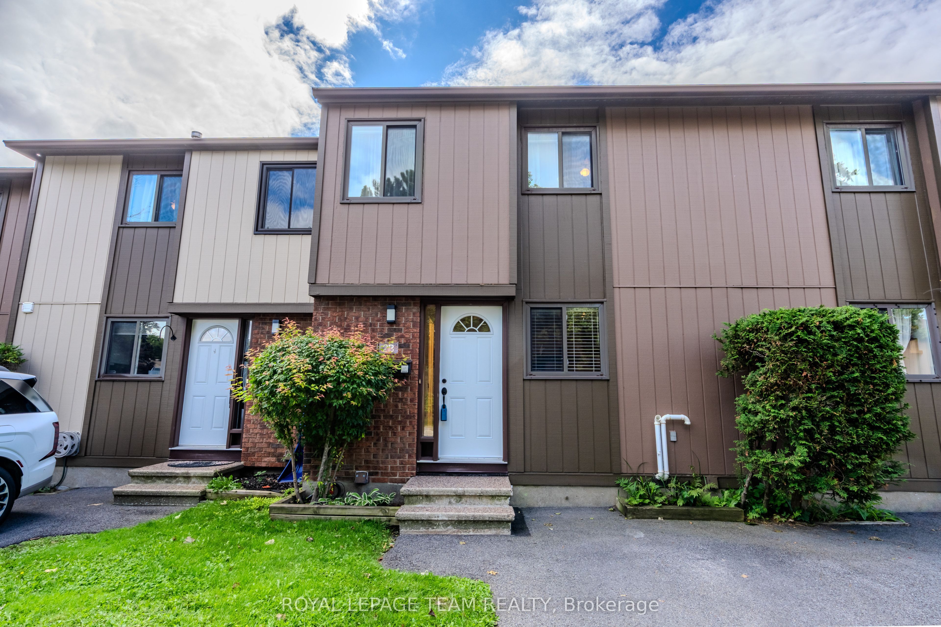 2 Larkshire Lane B, Barrhaven, ON K2J 1Y6