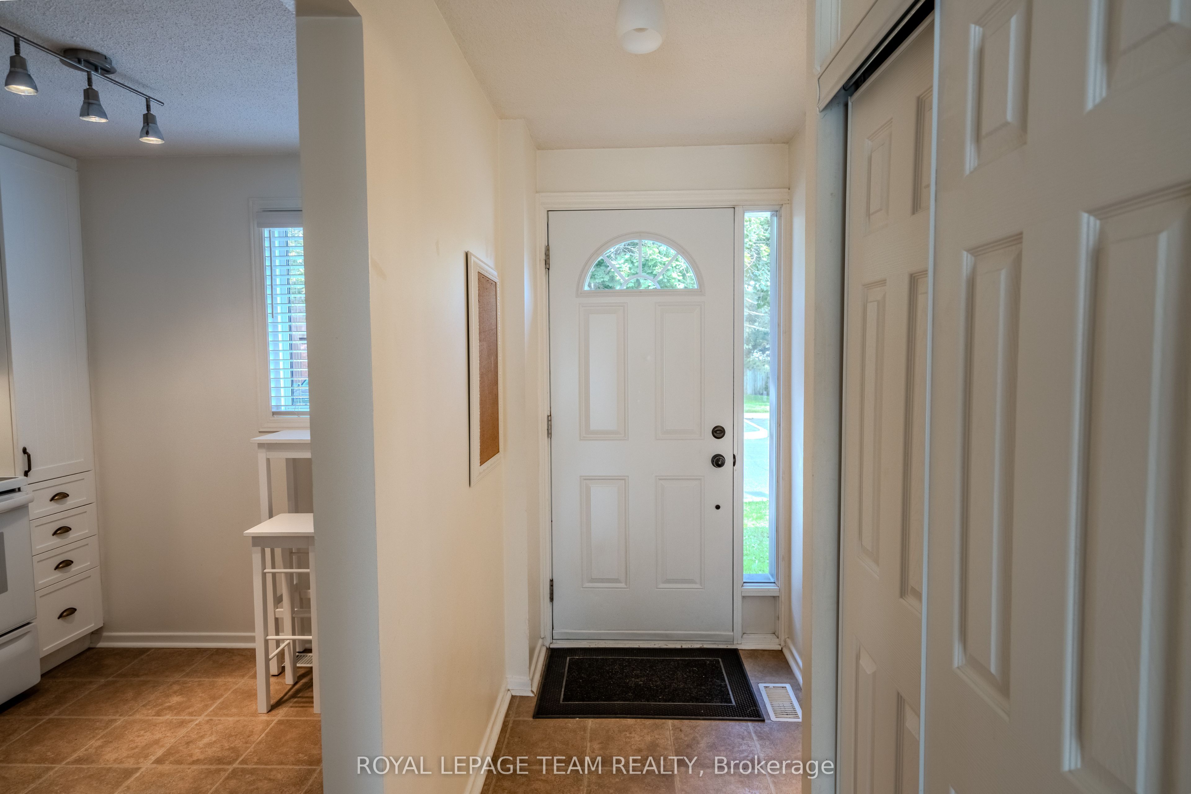 2 Larkshire Lane B, Barrhaven, ON K2J 1Y6 photo 2