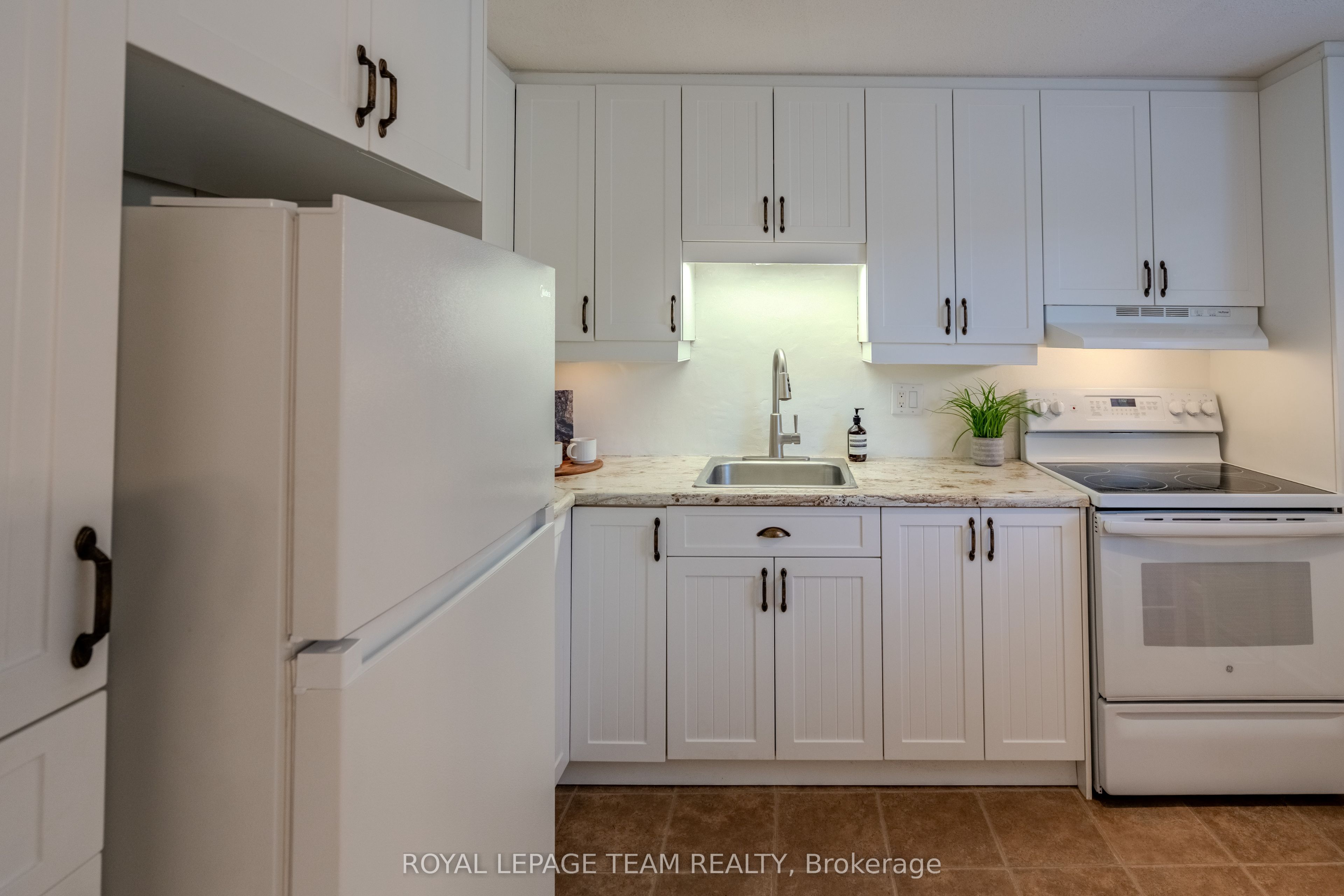 2 Larkshire Lane B, Barrhaven, ON K2J 1Y6 photo 3
