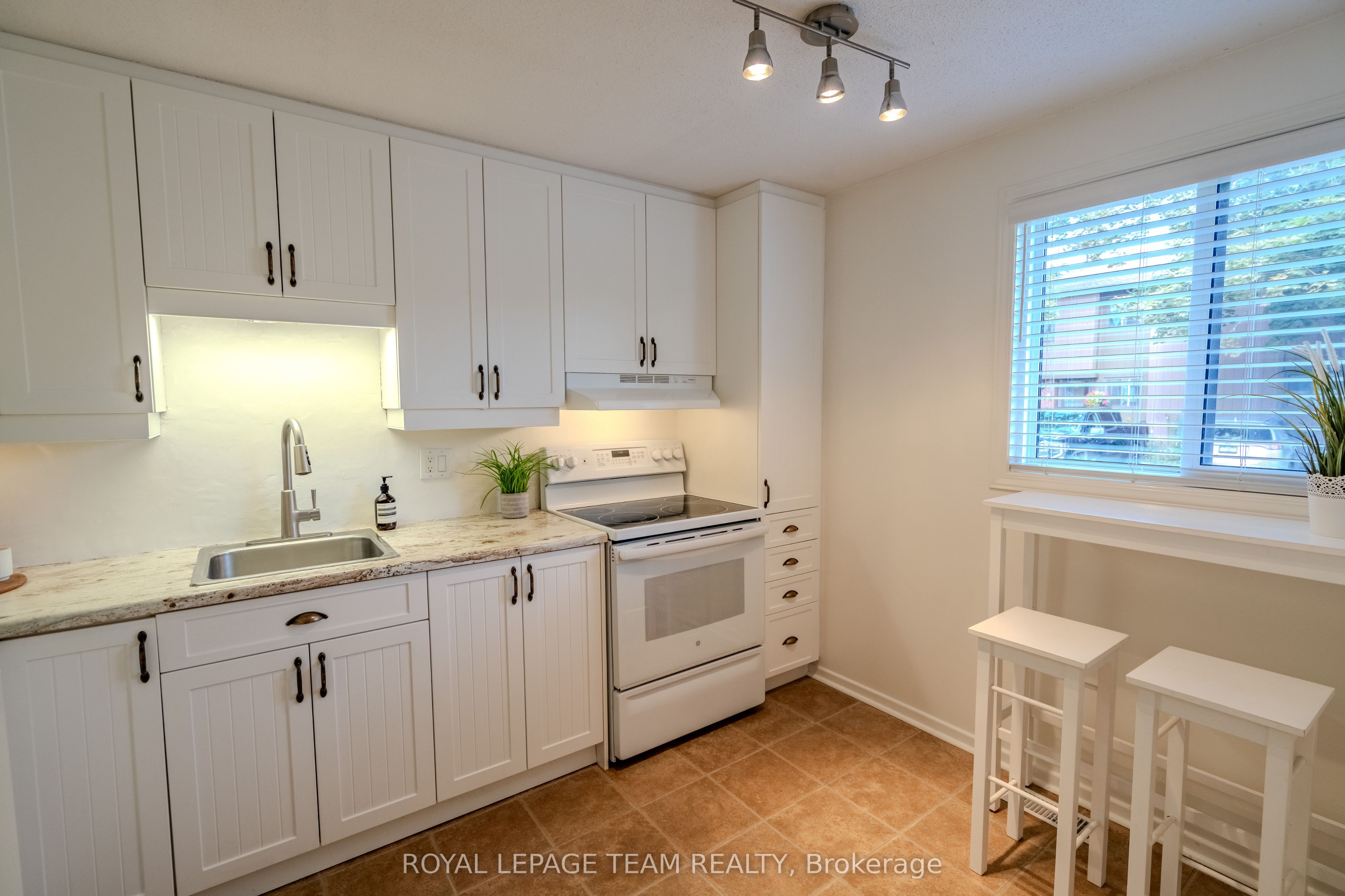 2 Larkshire Lane B, Barrhaven, ON K2J 1Y6 photo 4