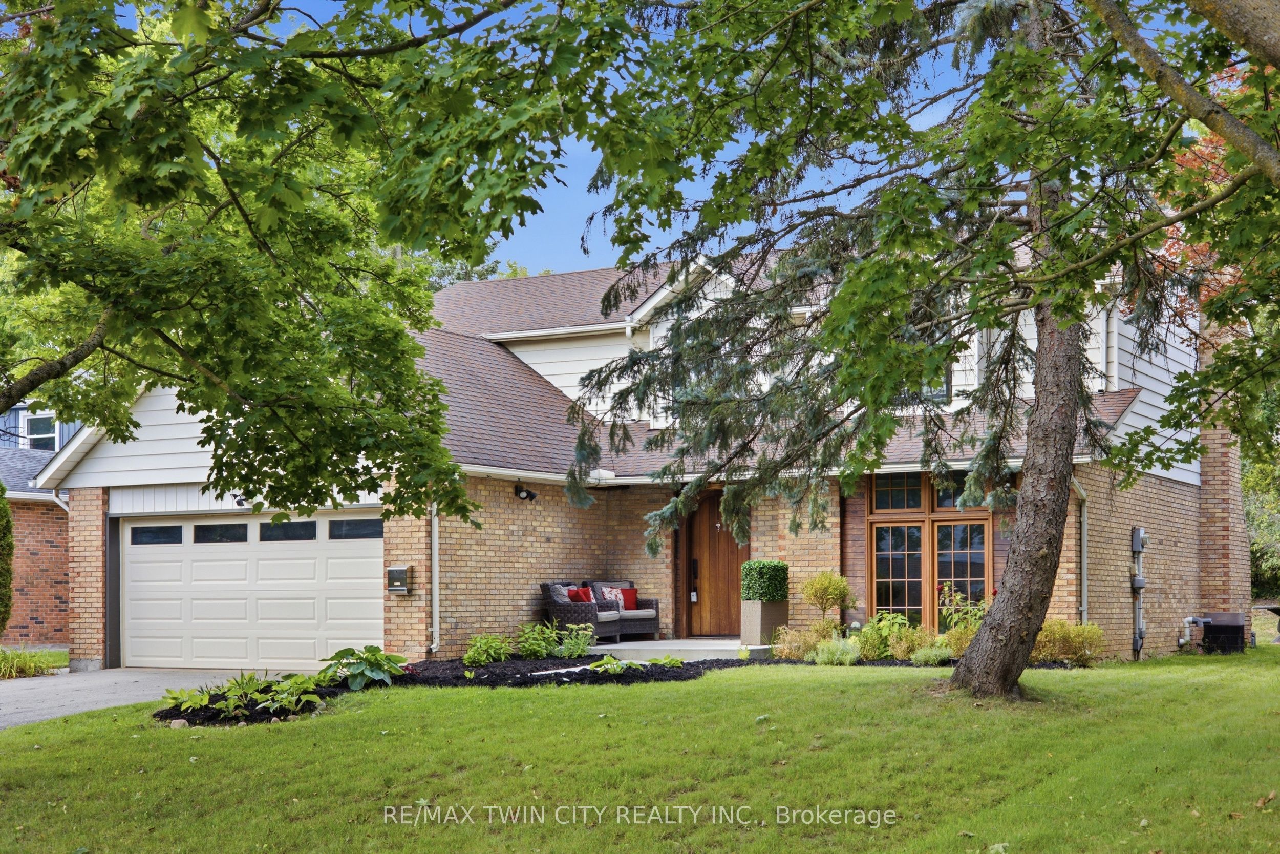 416 Clairbrook Crescent, Waterloo, ON N2L 5V7