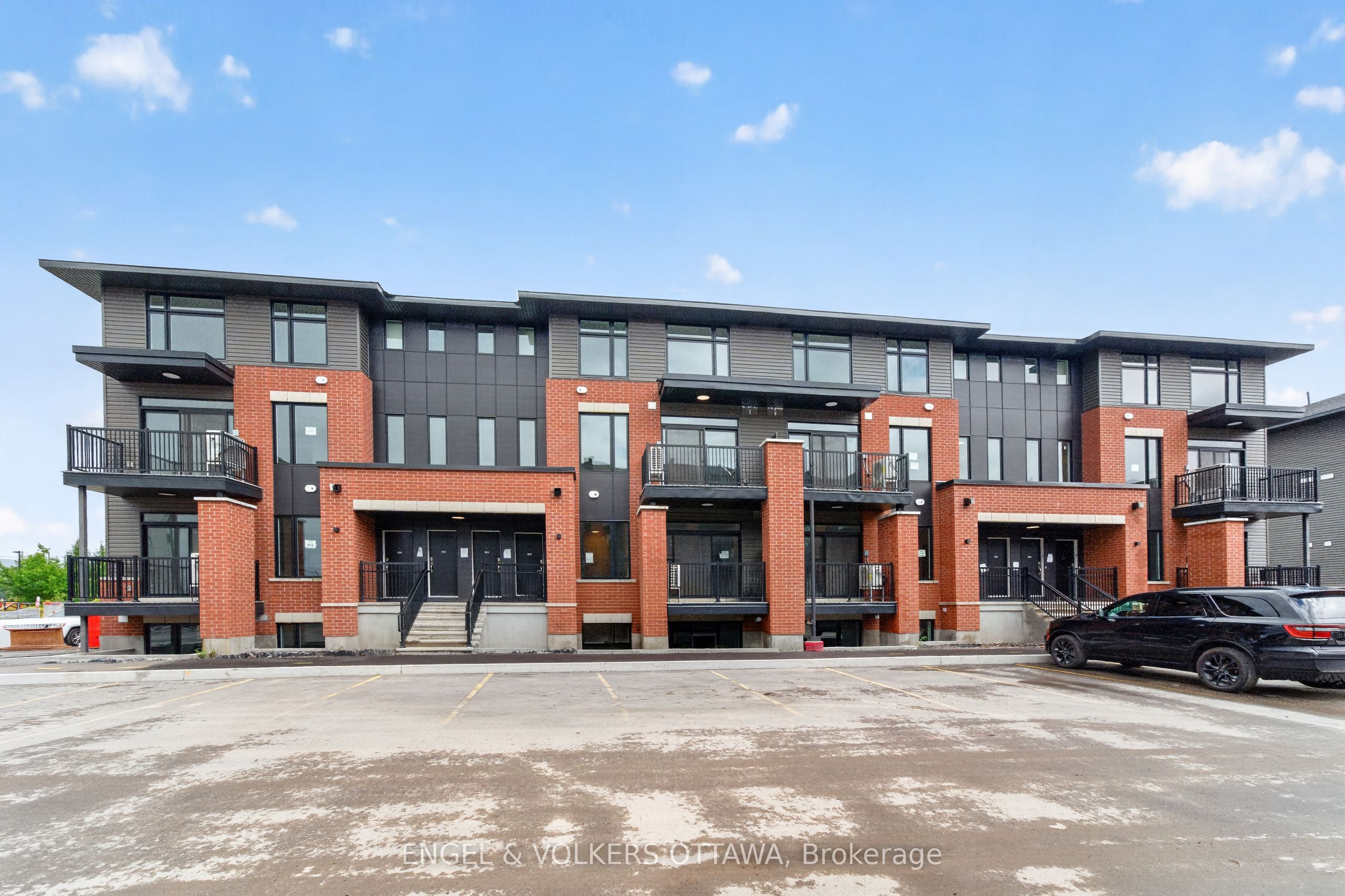 225 Stardust Private, Leitrim, ON K1T 3W6