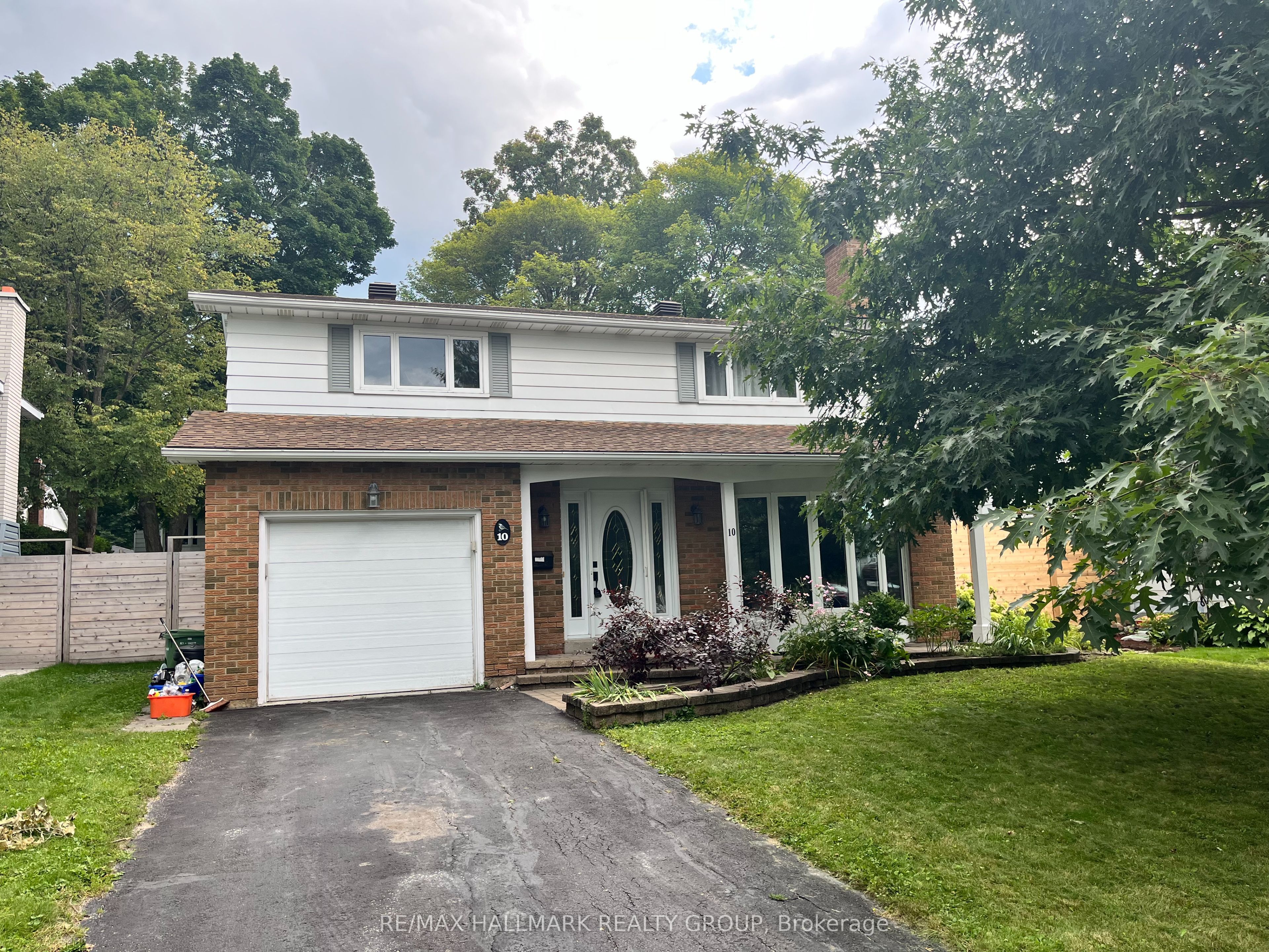 10 Woodview Crescent, Blackburn Hamlet, ON K1B 3A9