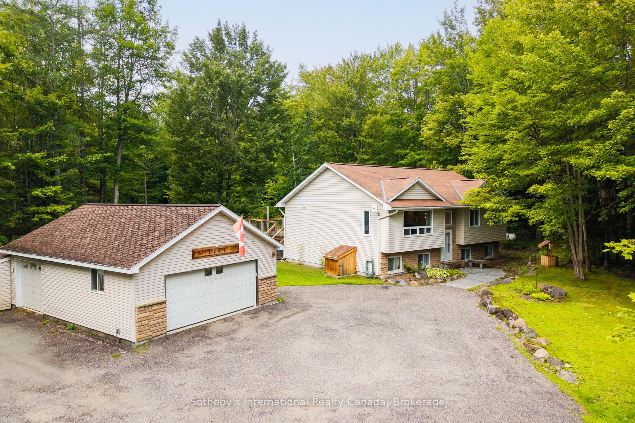 1261 Falkenburg Road, Muskoka Lakes, ON P1L 1X4 photo 2