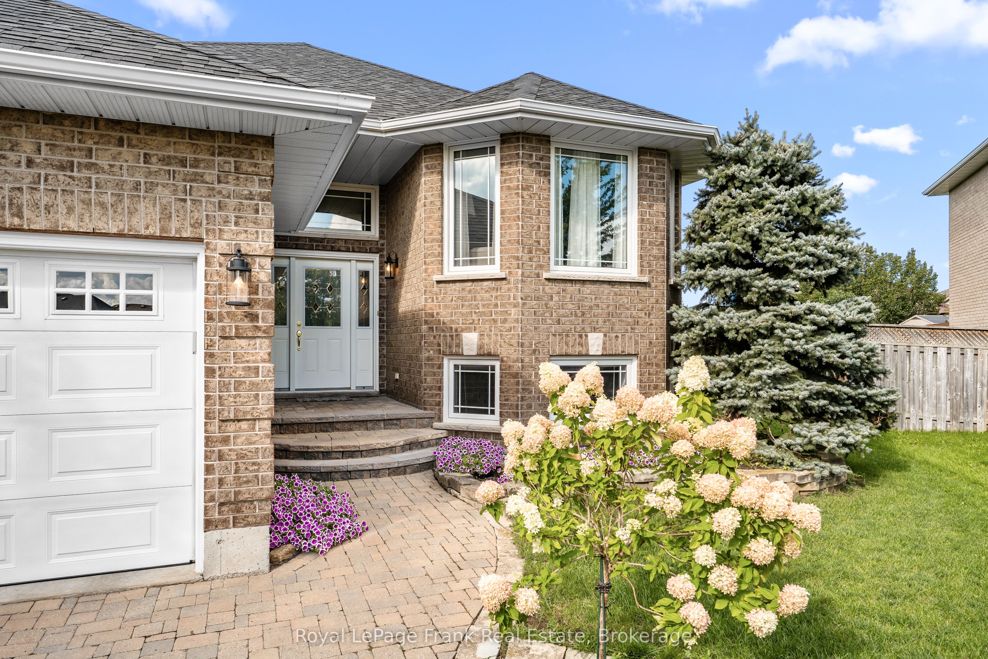 18 Matthews Court, Peterborough, ON K9K 2S8 photo 2